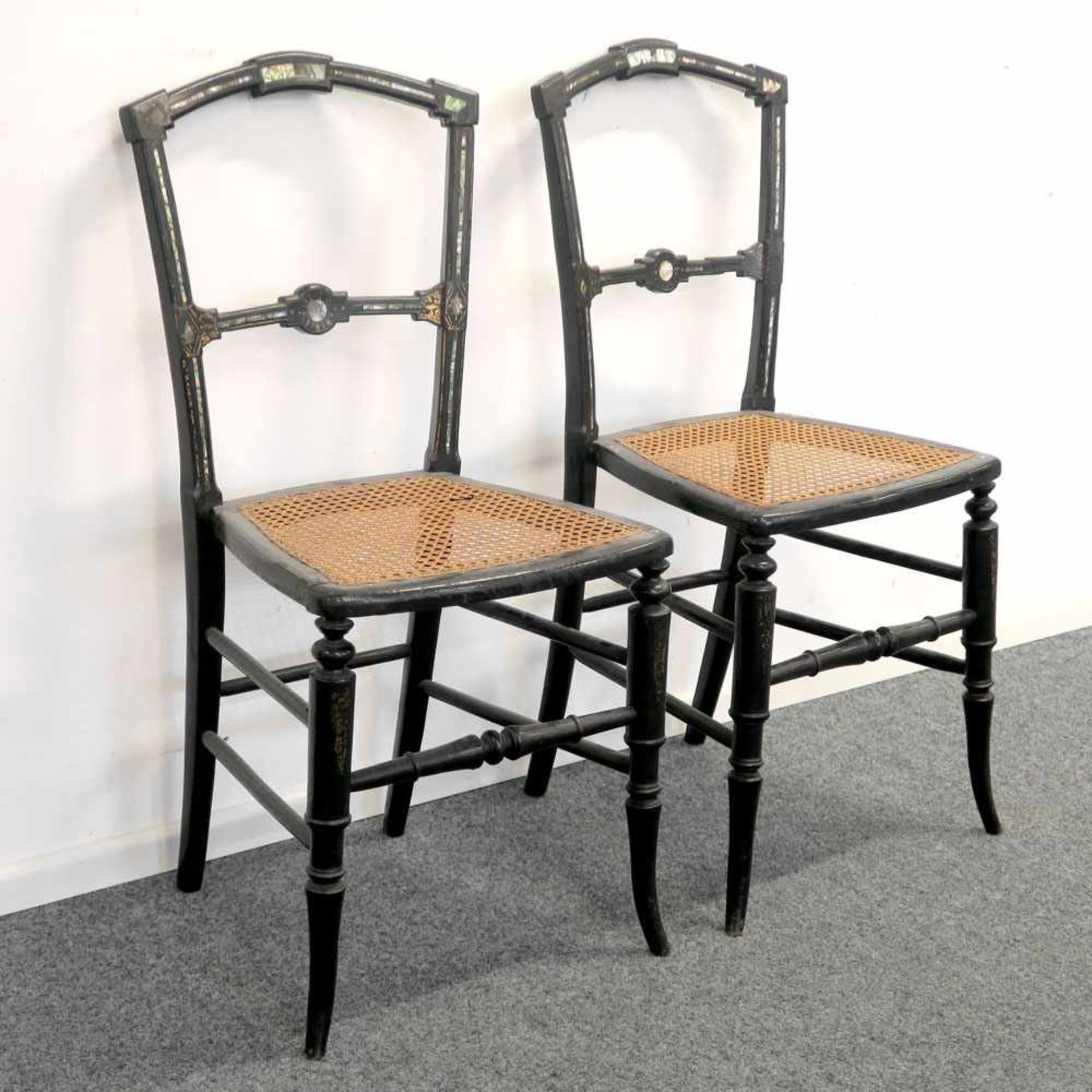 Ein Paar StühleHolz, gedrechselt, schwarz lackiert, mit gold-rotem Rankendekor bemalt,