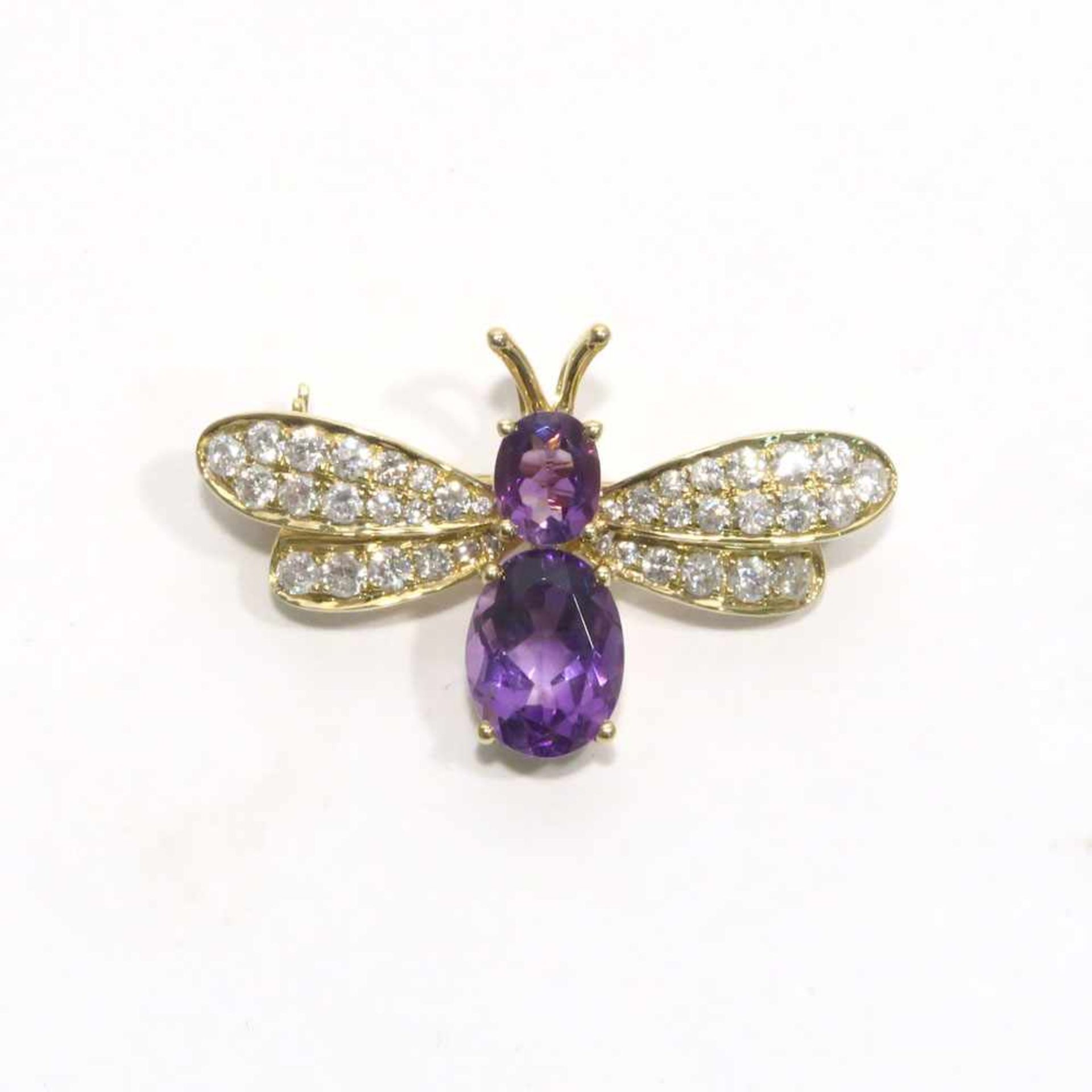 Brosche18 K GG, Marke (K18). In Form eines Insekts mit zwei Amethysten sowie Brillanten besetzt. 1,6