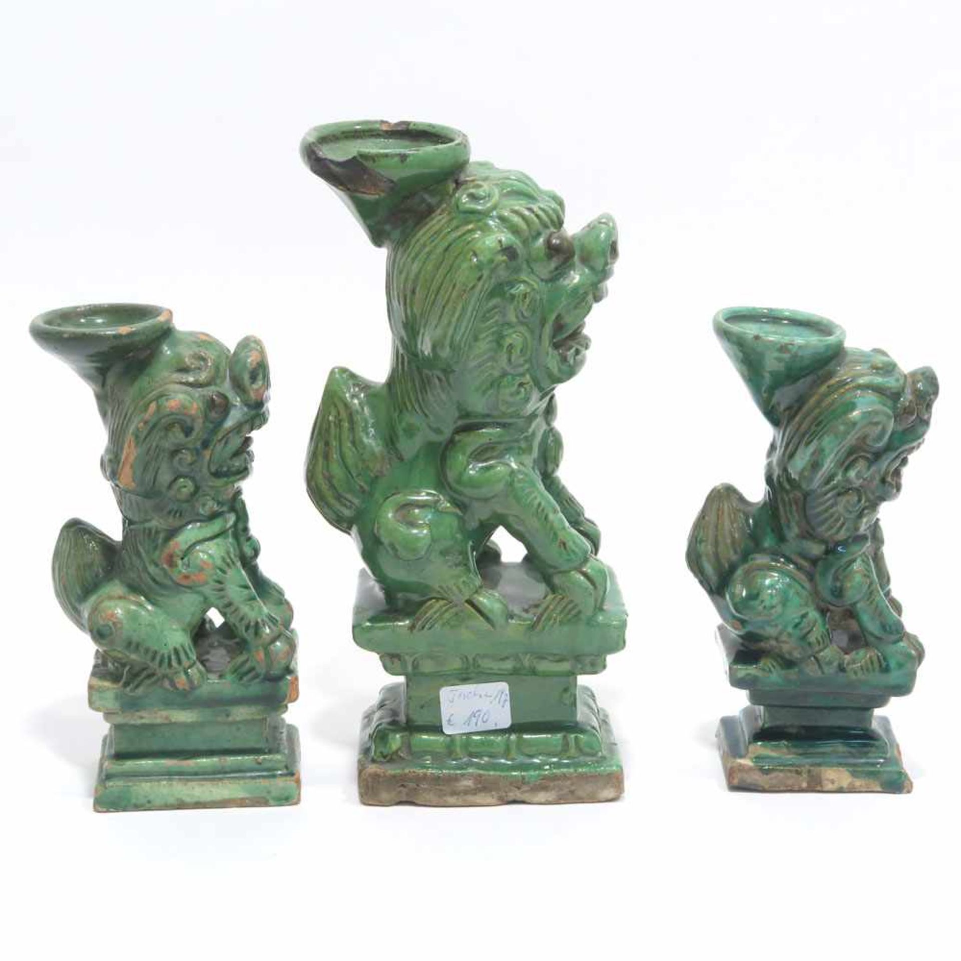 Drei Fo-HundeChina. Keramik, roter Scherben, grün glasiert. Best. H. 15,5 cm bis 21 cm.- - -26. - Bild 2 aus 4
