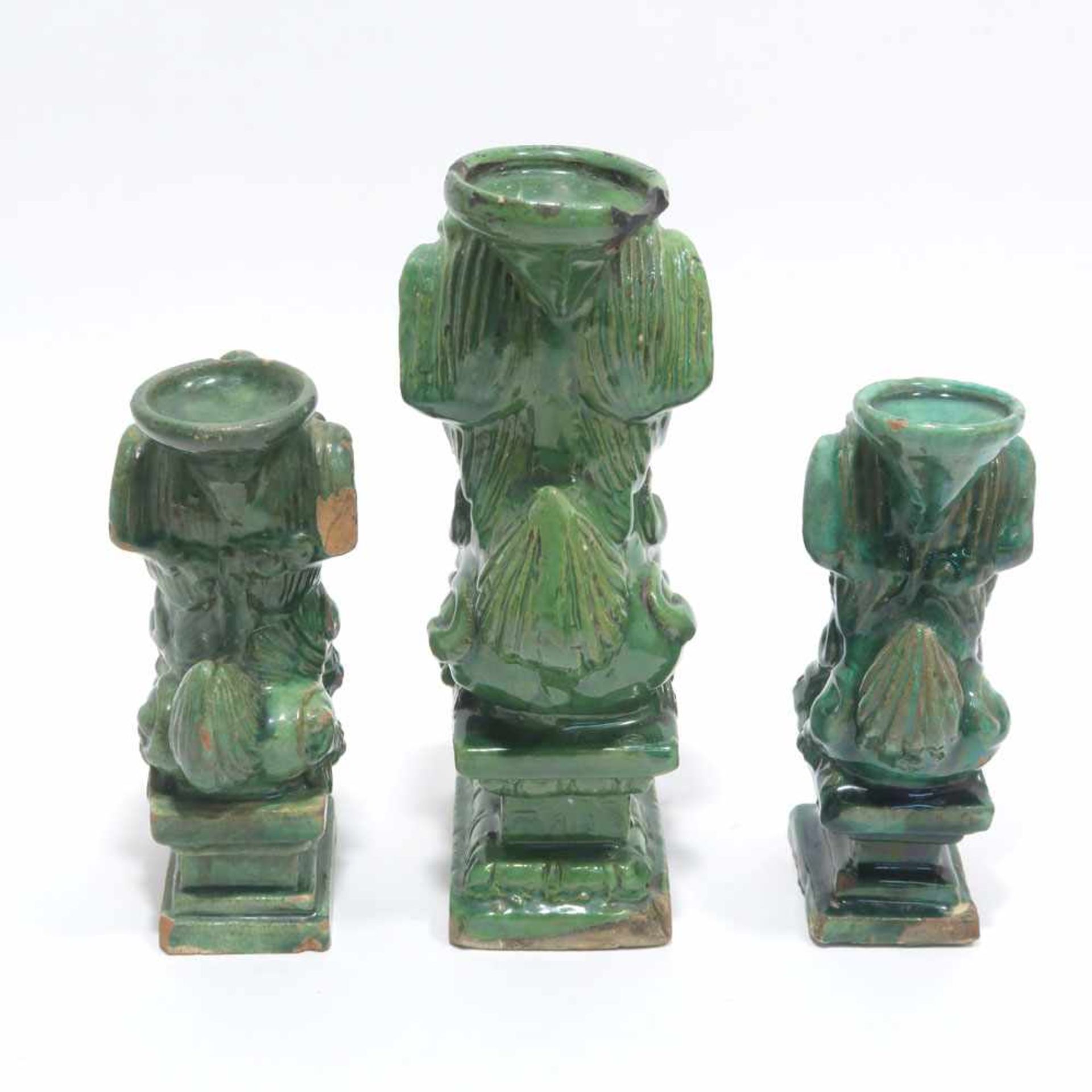 Drei Fo-HundeChina. Keramik, roter Scherben, grün glasiert. Best. H. 15,5 cm bis 21 cm.- - -26. - Bild 4 aus 4