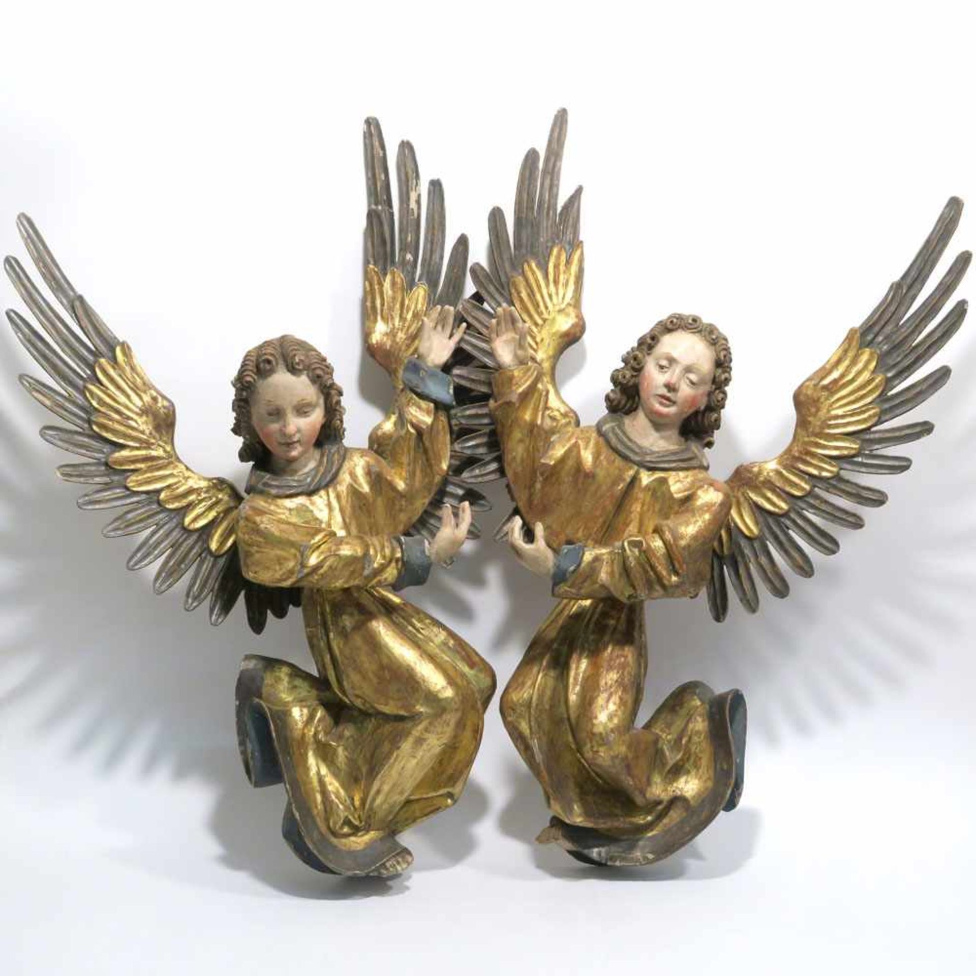 Ein Paar EngelHolz, geschnitzt, Farb- und Goldfassung. Tlw. rep., besch. H. ca. 64 cm.- - -26.00 %