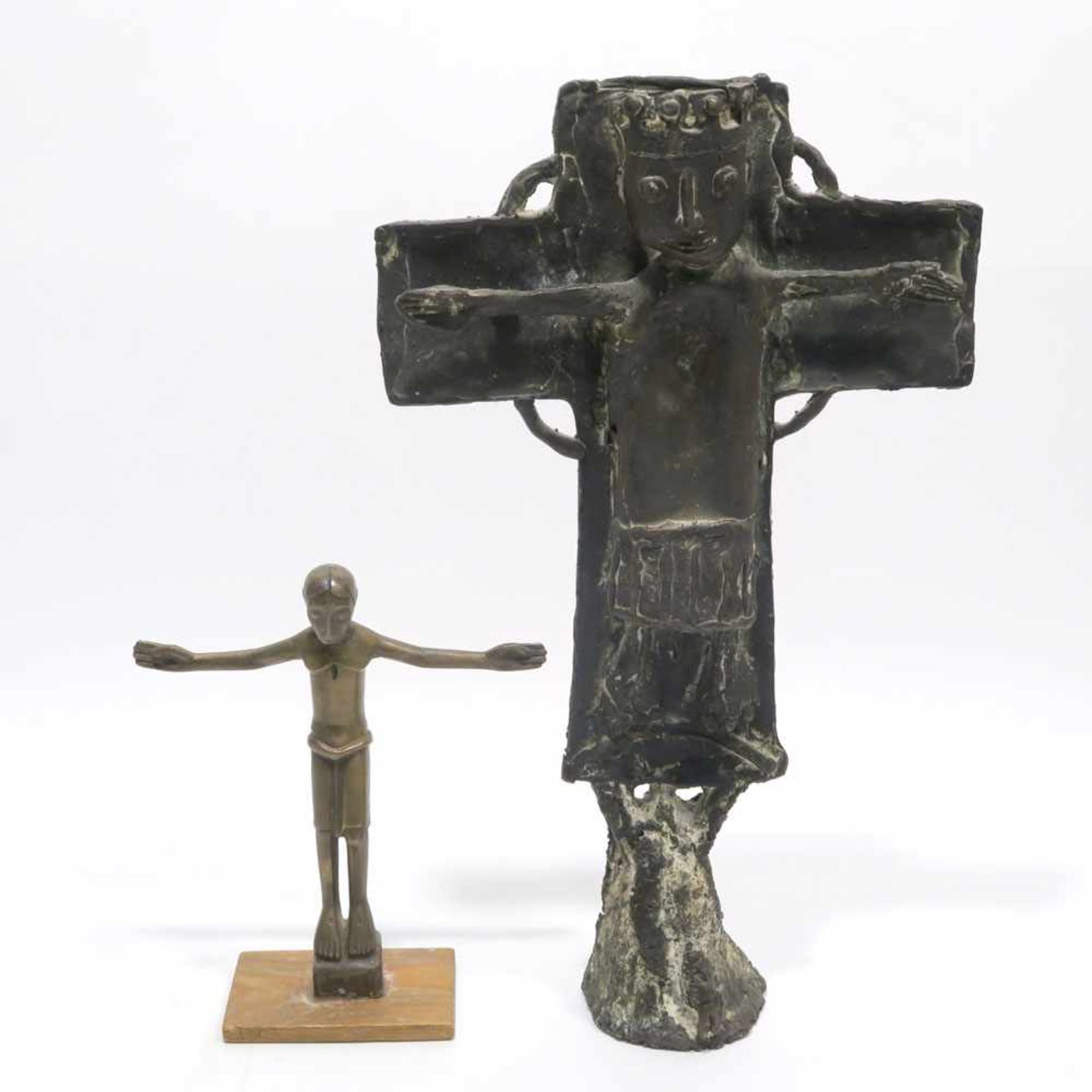 Kruzifix und Christus-KorpusBronze. Auf dem Kruzifix rückseitig Bergkristall und Amethyst.