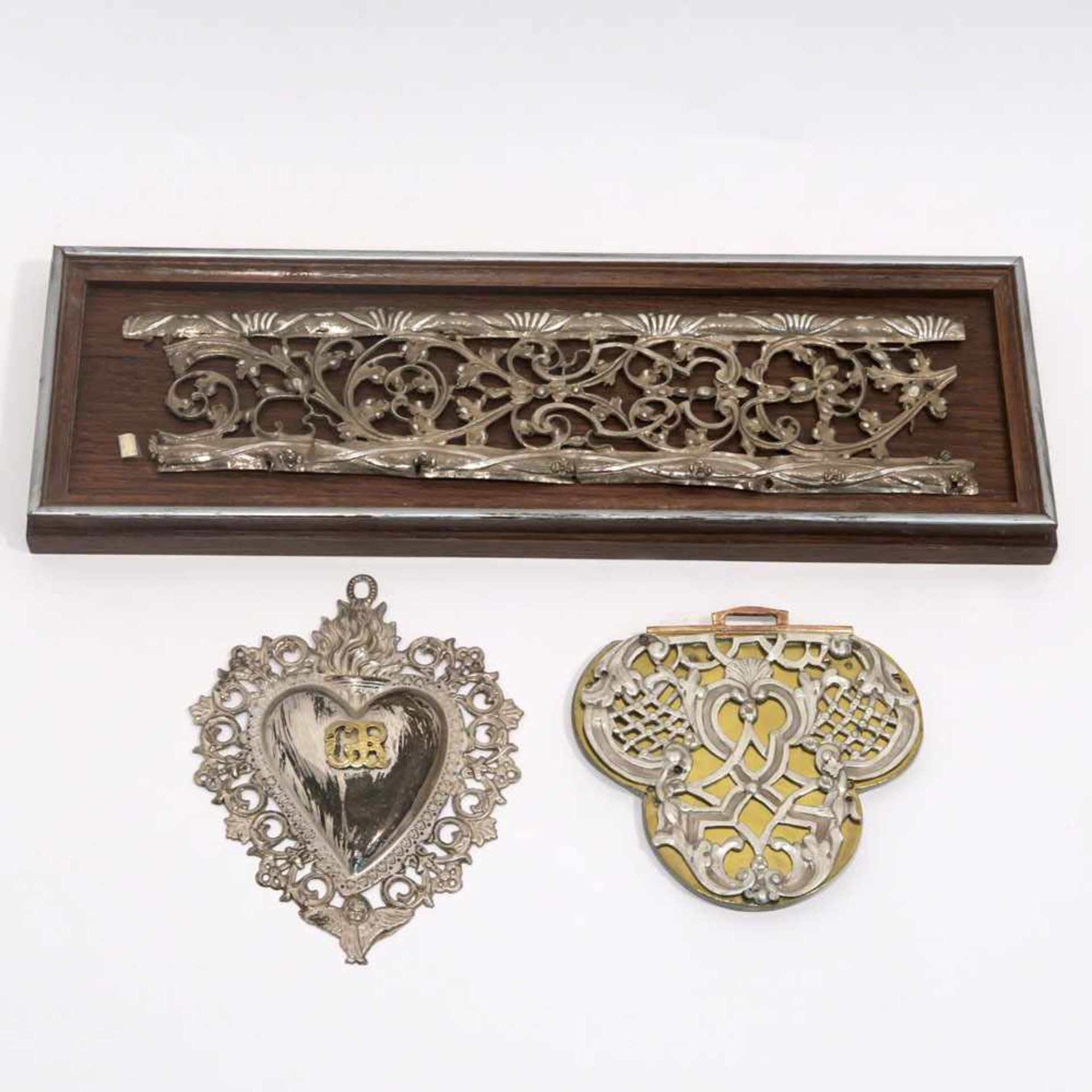 Zwei Silberbeschlag-OrnamenteSilber, auf Holz bzw. auf Messingblech über Holzkern. Ranken-,
