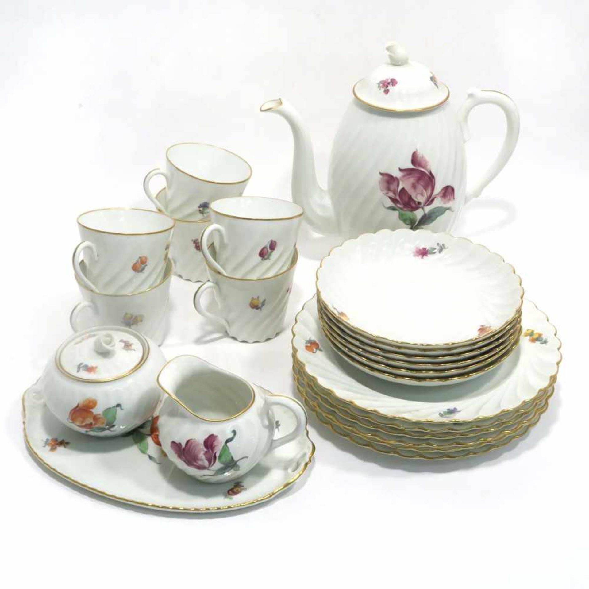 Kaffeeservice für sechs PersonenNymphenburg. Form: "Gerippt". Polychromer Blumendekor, Goldrand.