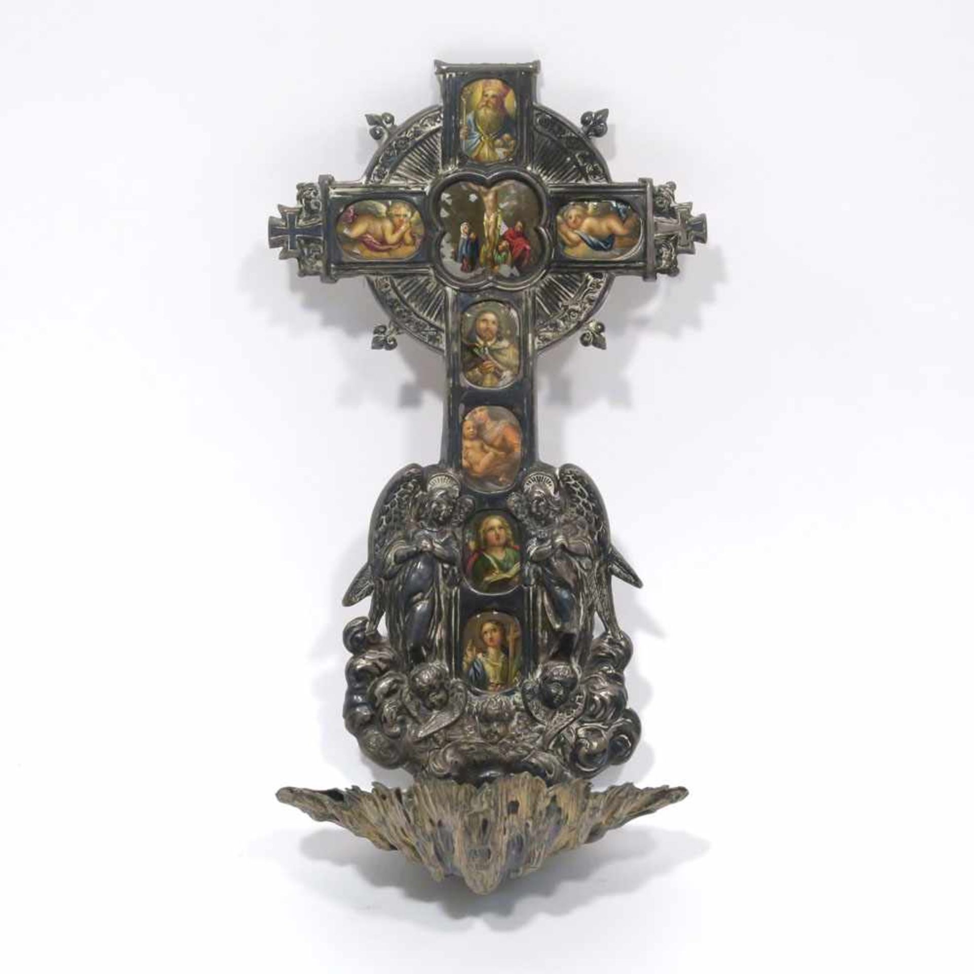WandweihwasserbeckenWien, 19. Jh. Silber. Reliefiertes Kreuz mit Strahlenkranz, am Fuß flankiert von