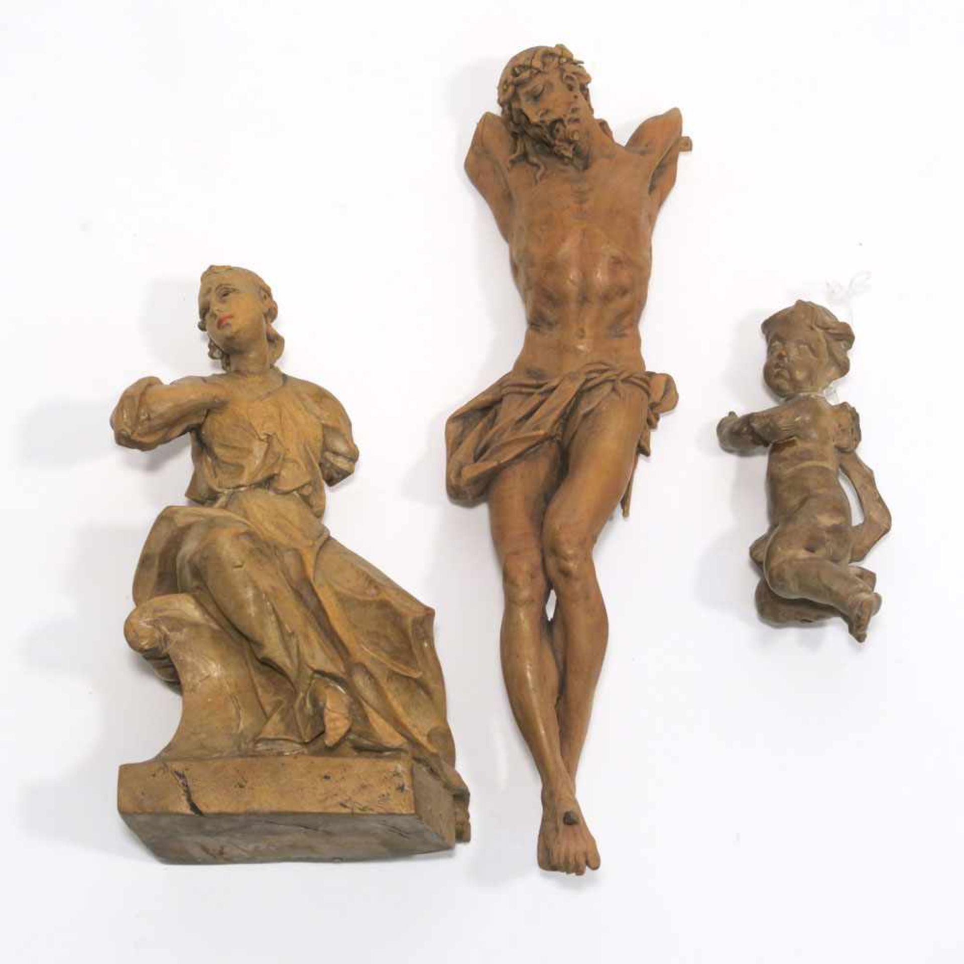 Christus-Korpus, Sitzende, Putto18. Jh. Holz, geschnitzt. Tlw. rest., besch. H. 8,5 cm bis 17,5 cm.-