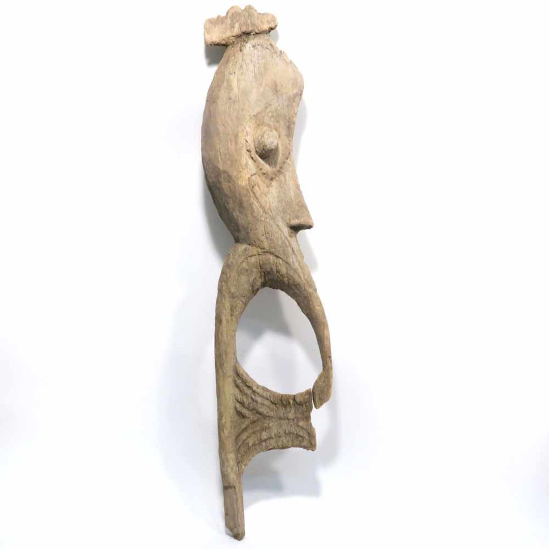 SkulpturfragmentWohl Korewori-Gebiet, Papua-Neuguinea. Holz, geschnitzt. Besch. H. 77 cm.- - -26.