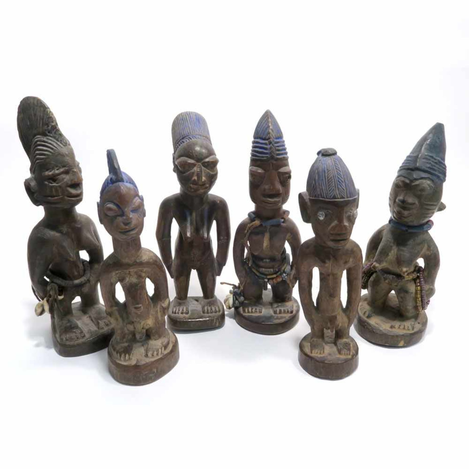 Zwei männliche und vier weibliche Zwillingsfiguren "Ibedji"Yoruba, Nigeria. Holz, geschnitzt, tlw.