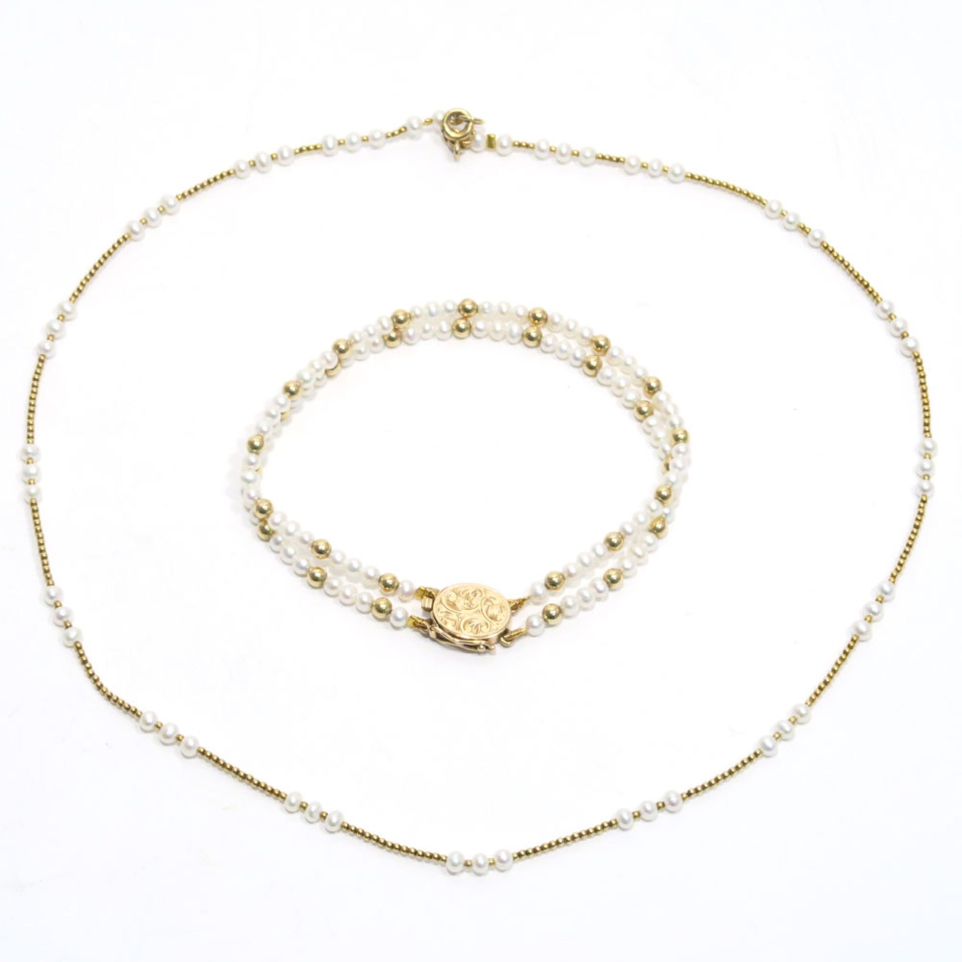 Perlenkette und -armband14 K GG, (geprüft). Ein- bzw. zweireihig, kleine Perlen im Wechsel mit