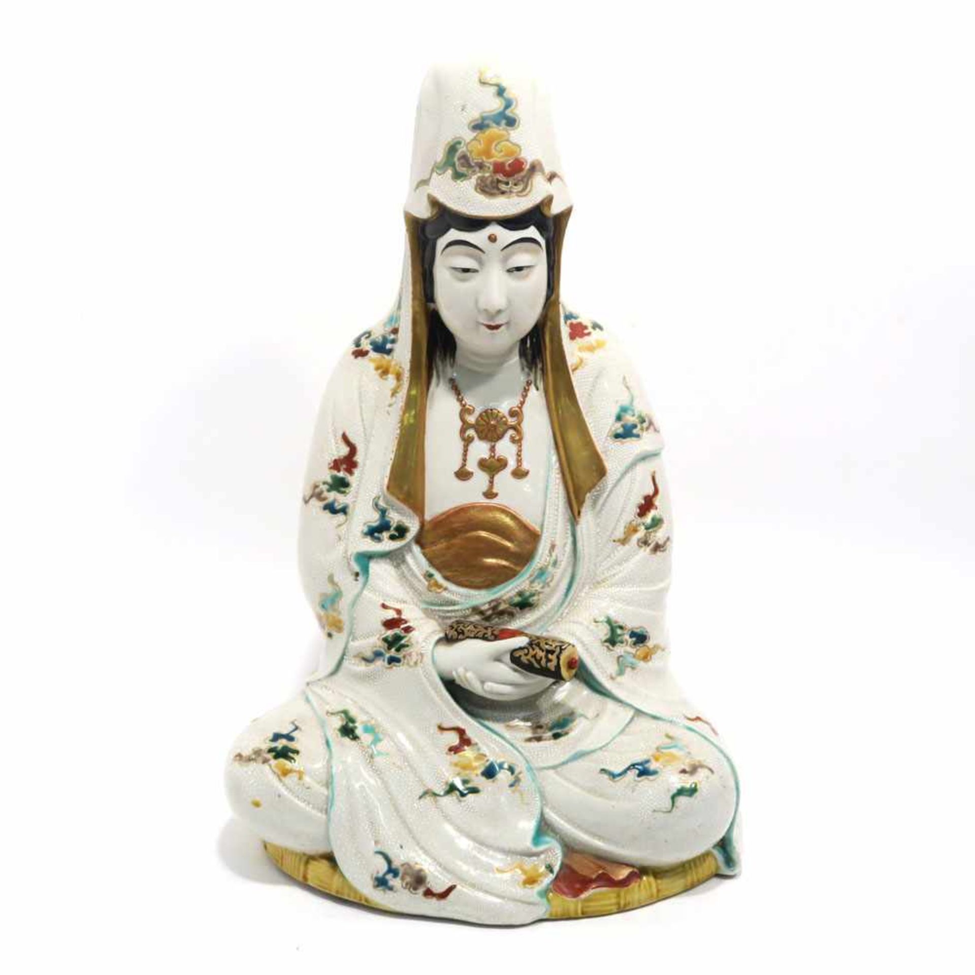 Sitzende GuanyinWohl China. Keramik. Bunter Schmelzfarbendekor und Goldstaffage. Sprung. H. 39 cm.