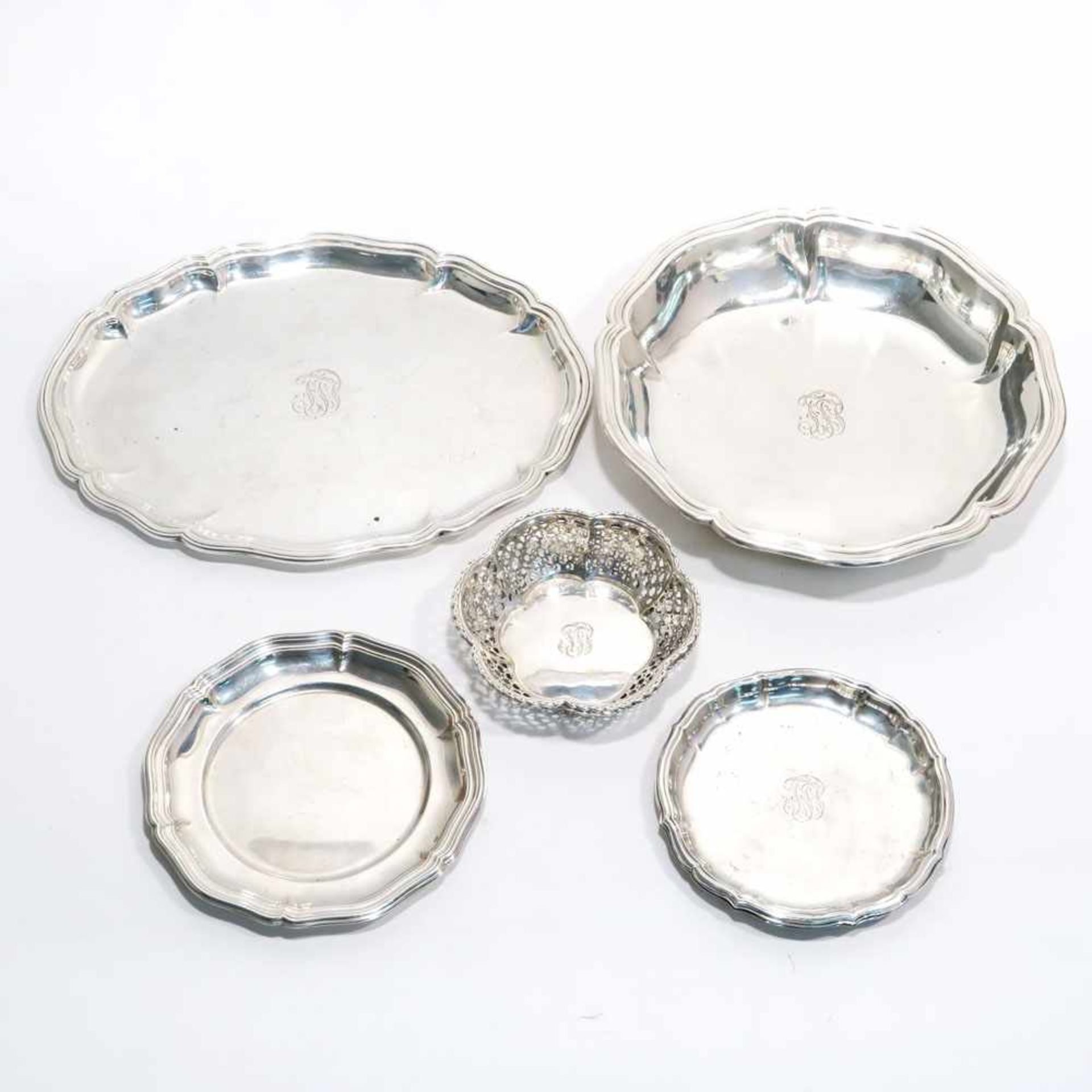 Platte, Schale und zwei UntersetzerDeutsch. Silber. Rund bzw. oval mit reliefiertem