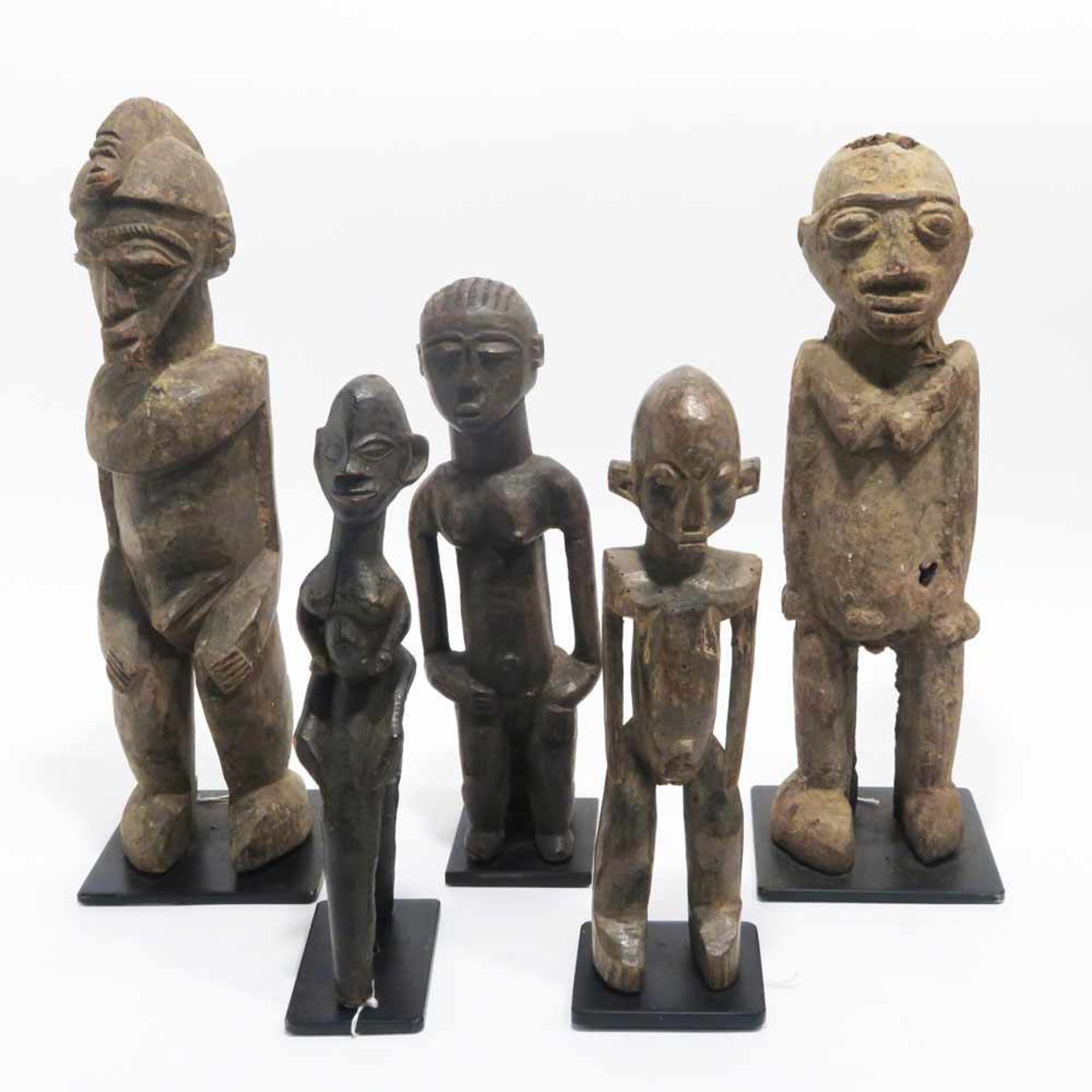 Fünf stehende FigurenLobi, Burkina Faso. Holz geschnitzt, tlw. dunkel patiniert. Jeweils auf Plinthe