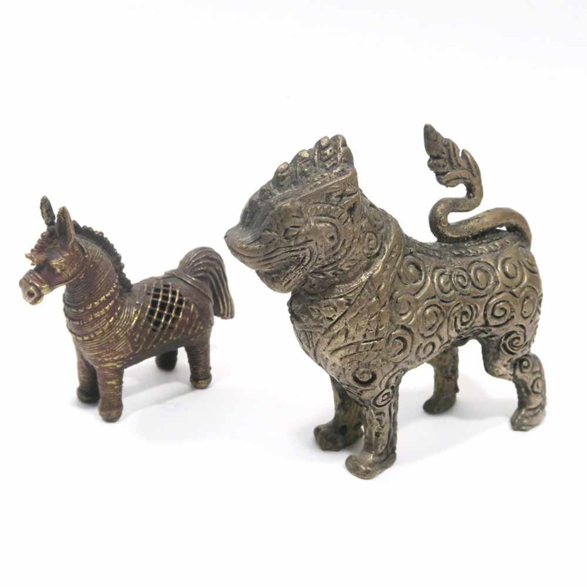 Qilin (?) / Esel / Drei WanddekorationenChina. Bronze, tlw. kupferrot patiniert bzw. Holz,