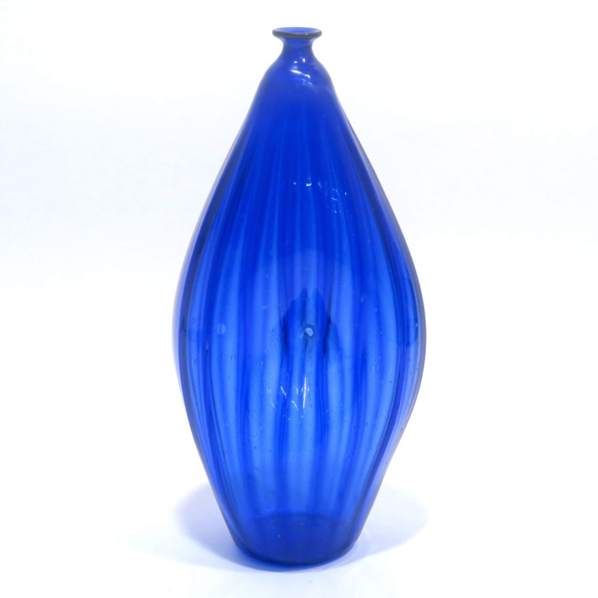 NabelflascheAlpenländisch. Blaues Glas mit leicht hochgestochenem Boden, Wandung gerippt und