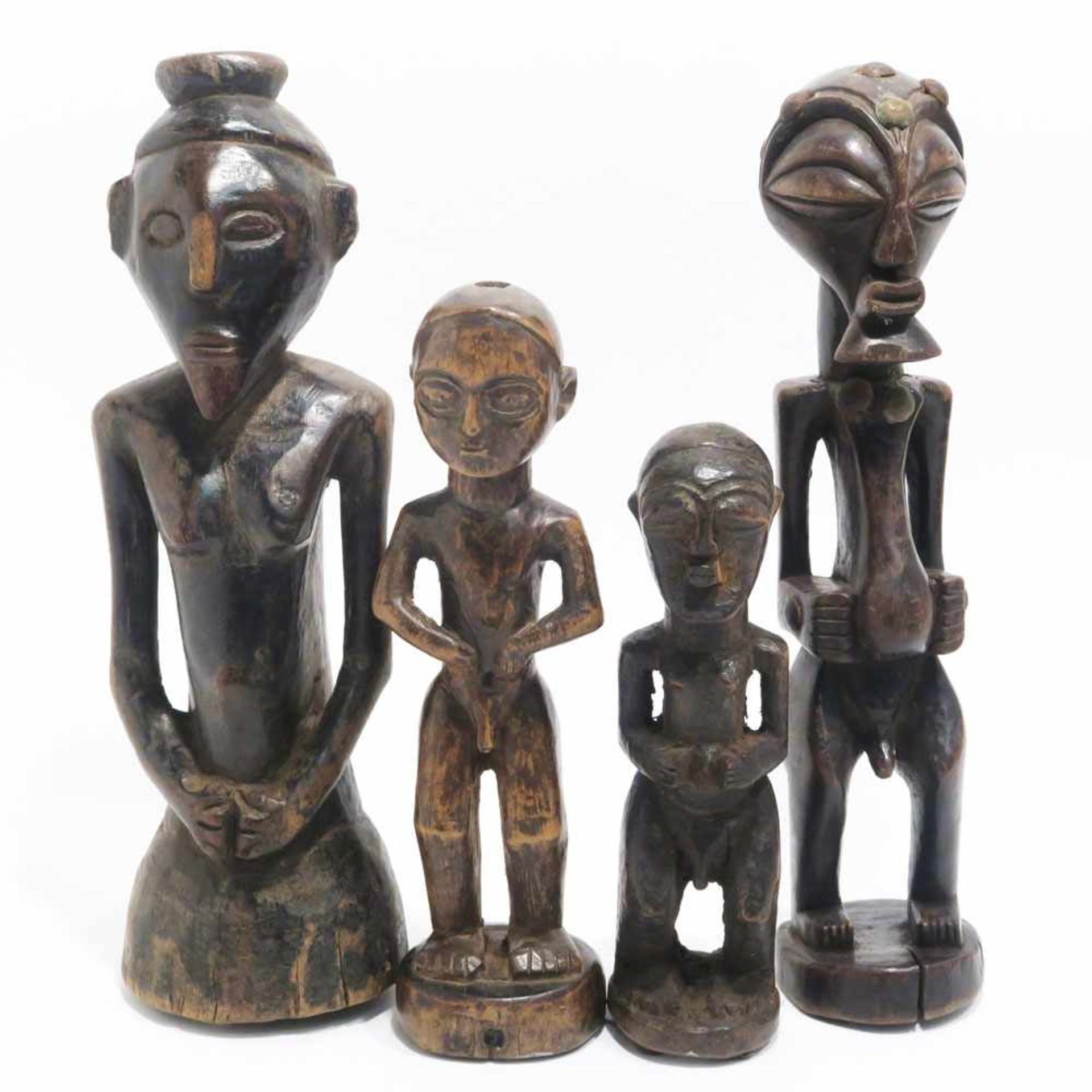Vier Zauber- und FetischfigurenU.a. Songye und Kasongo, D. R. Kongo. Holz, dunkel patiniert, tlw.