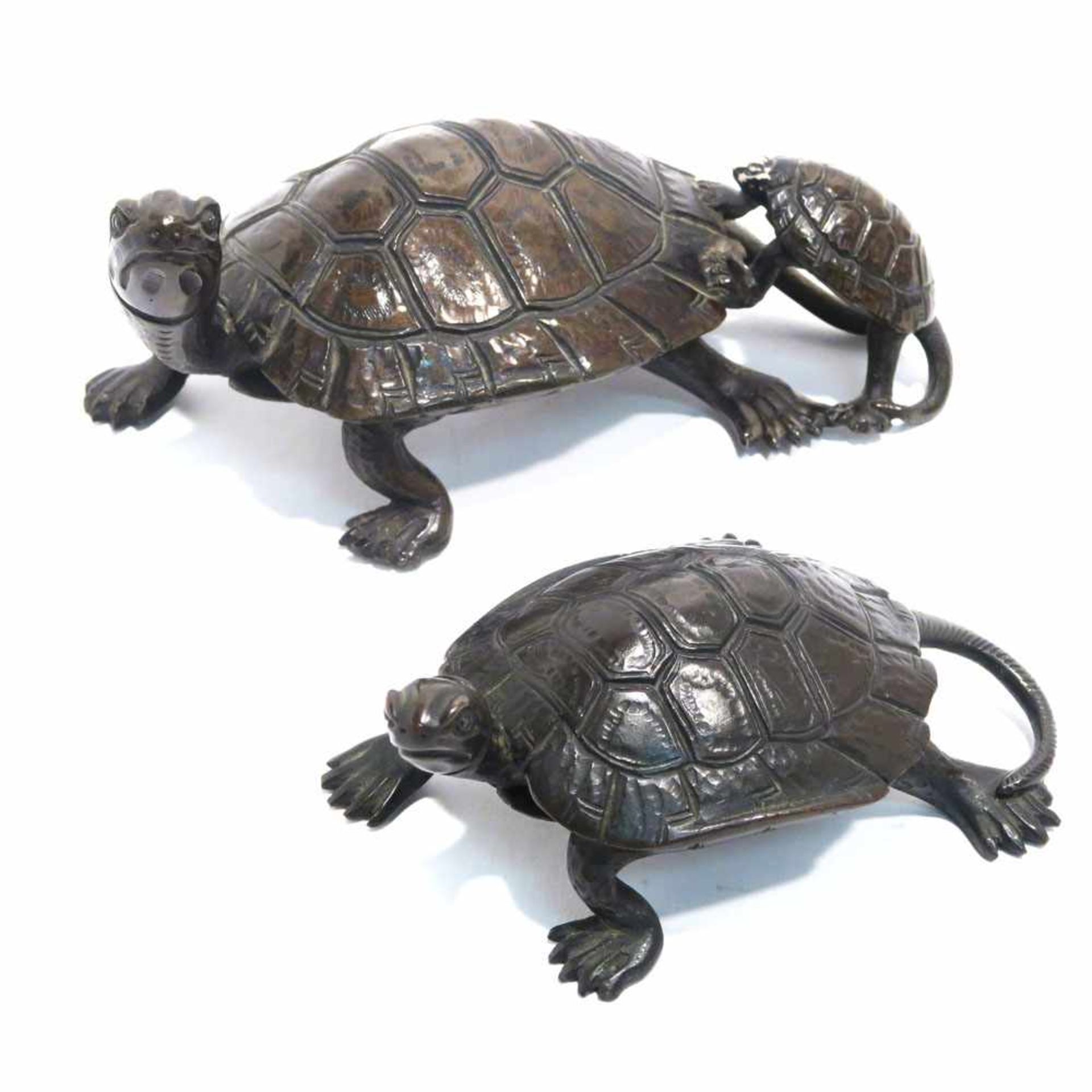 Schildkröte und zwei SchildkrötenJapan. Bronze, braun patiniert. Tlw. besch. L. ca. 10,5 cm bzw.