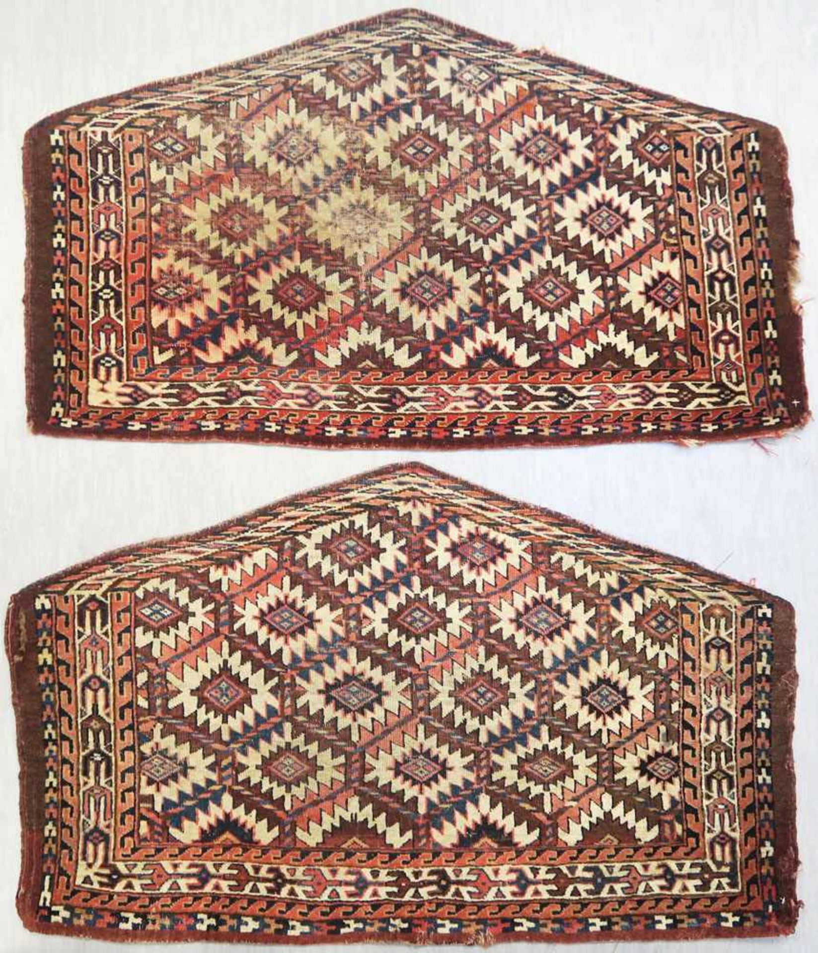 Ein Paar Yomud Asmalik1. Drittel 20. Jh. Abgetreten, rep., besch. 67 x 113 cm bzw. 67 x 109 cm.