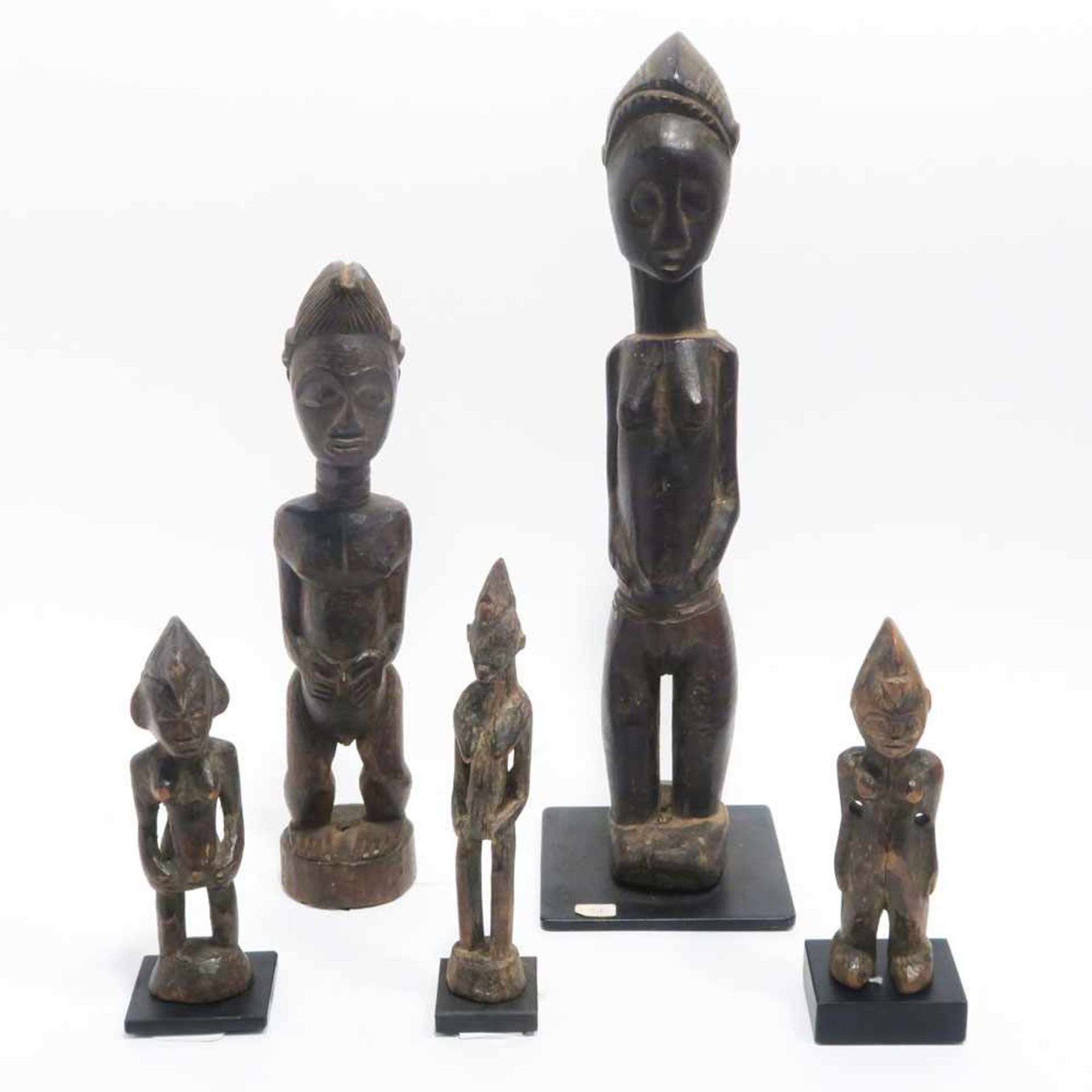 Drei Wahrsagefiguren und zwei stehende FigurenBaule bzw. Senufo, Elfenbeinküste. Holz, geschnitzt,