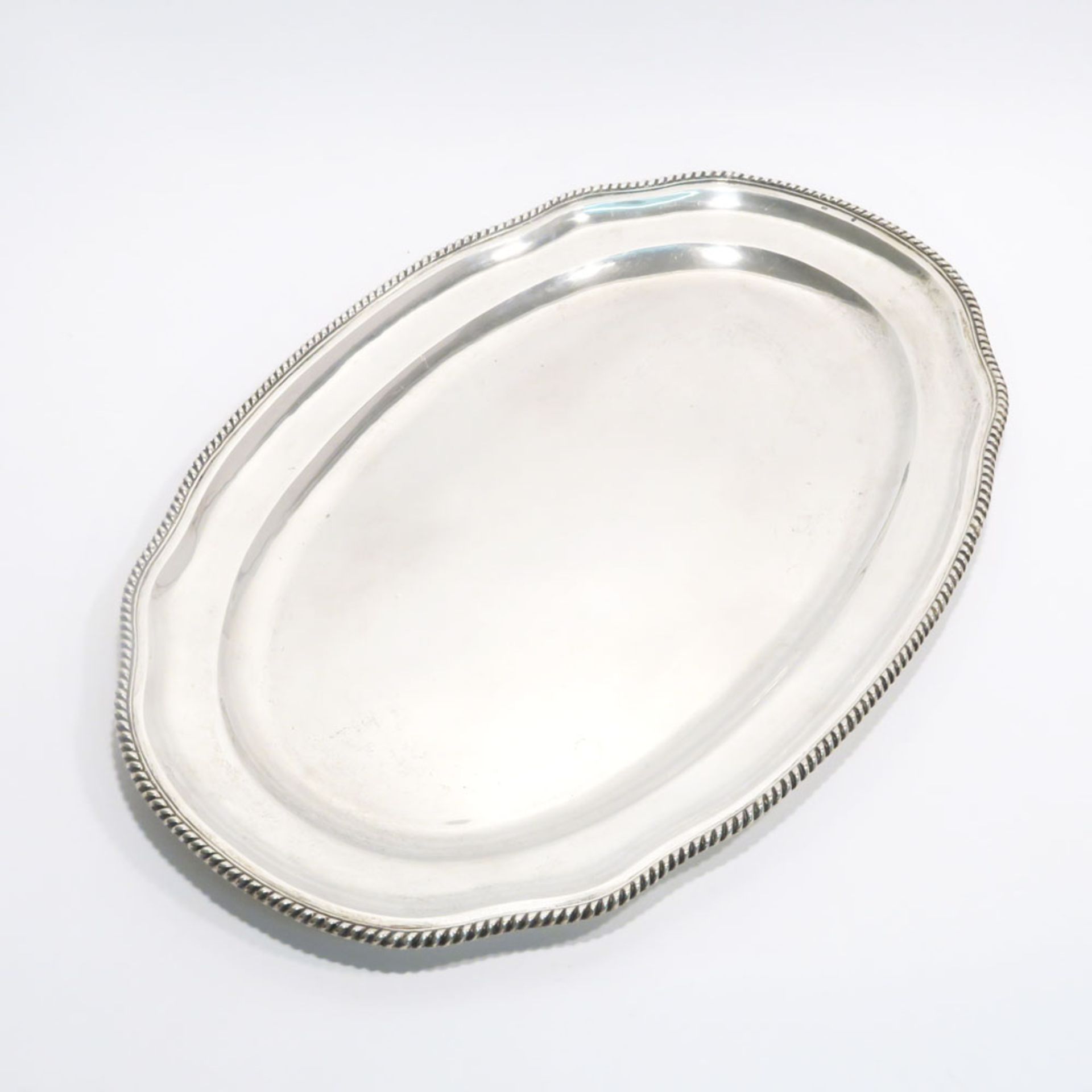 TablettUngarn, 1937 - 1965. Silber. Ovale Form mit leicht geschwungenem Rand mit Kordeldekor.