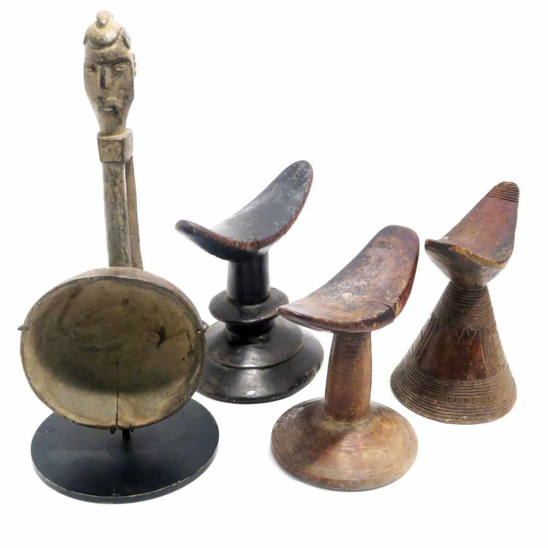 Drei Kopfstützen, ein SchöpfgerätÄthiopien u.a. Holz, geschnitzt. Verschiedene Dekore. Min. besch.