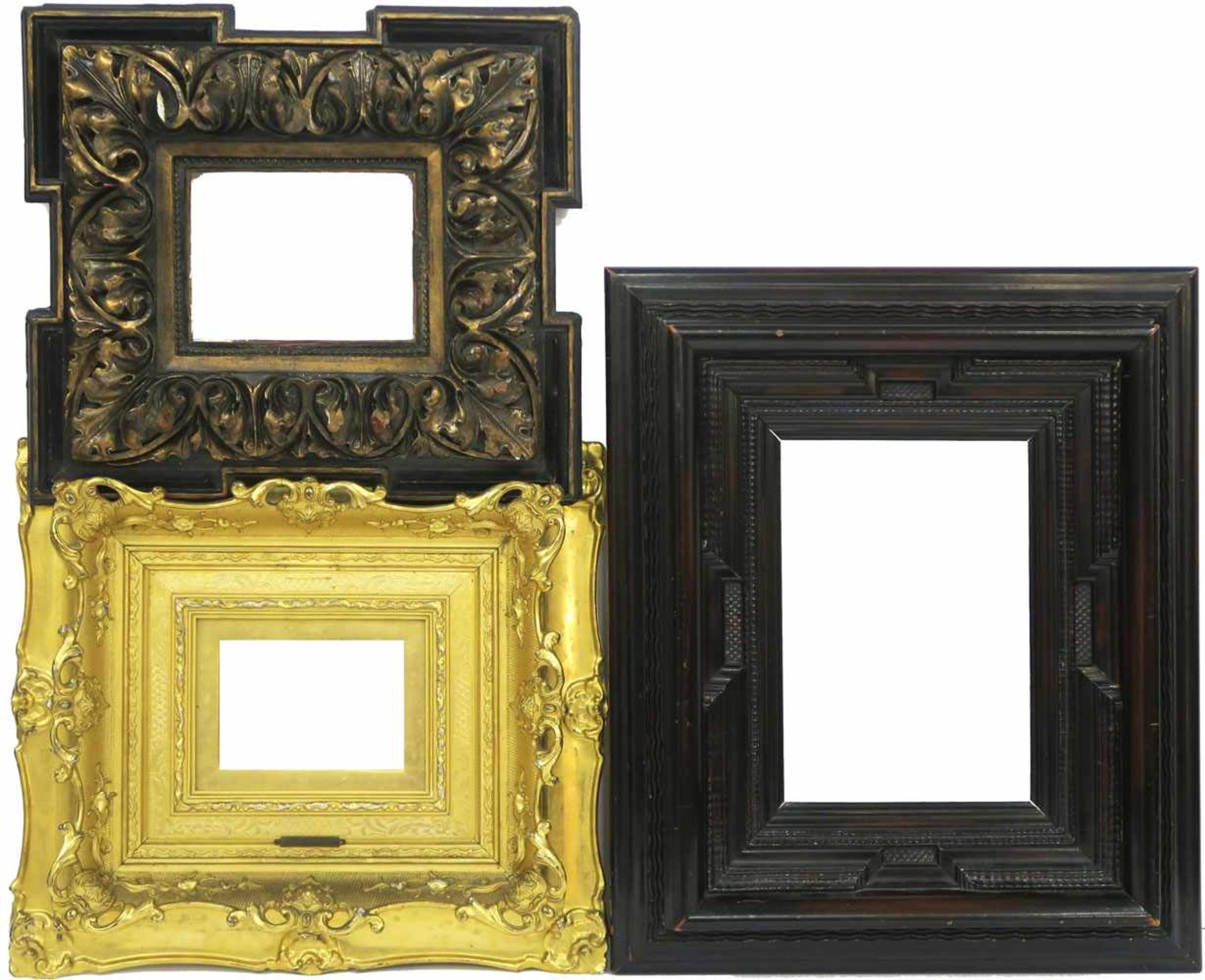 Drei RahmenHolz, tlw. Stuck, dunkel bzw. goldfarben gefasst. Tlw. Akanthus- bzw. Rocaillen- und