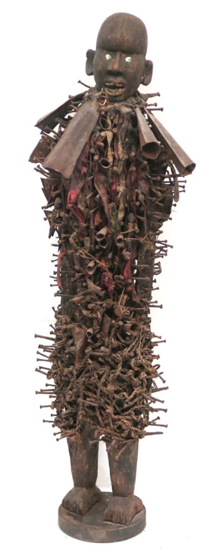 Großer NagelfetischWohl Bakongo, D. R. Kongo. Holz, Eisen u.a. Min. besch. H. ca. 112 cm.