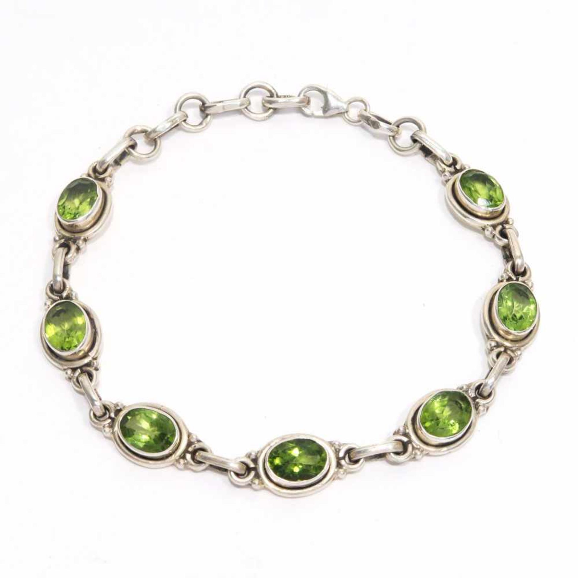 ArmbandSilber, Marke (925). Mit sieben Peridots in Ovalschliff besetzt. L. 21 cm. 13,4 g