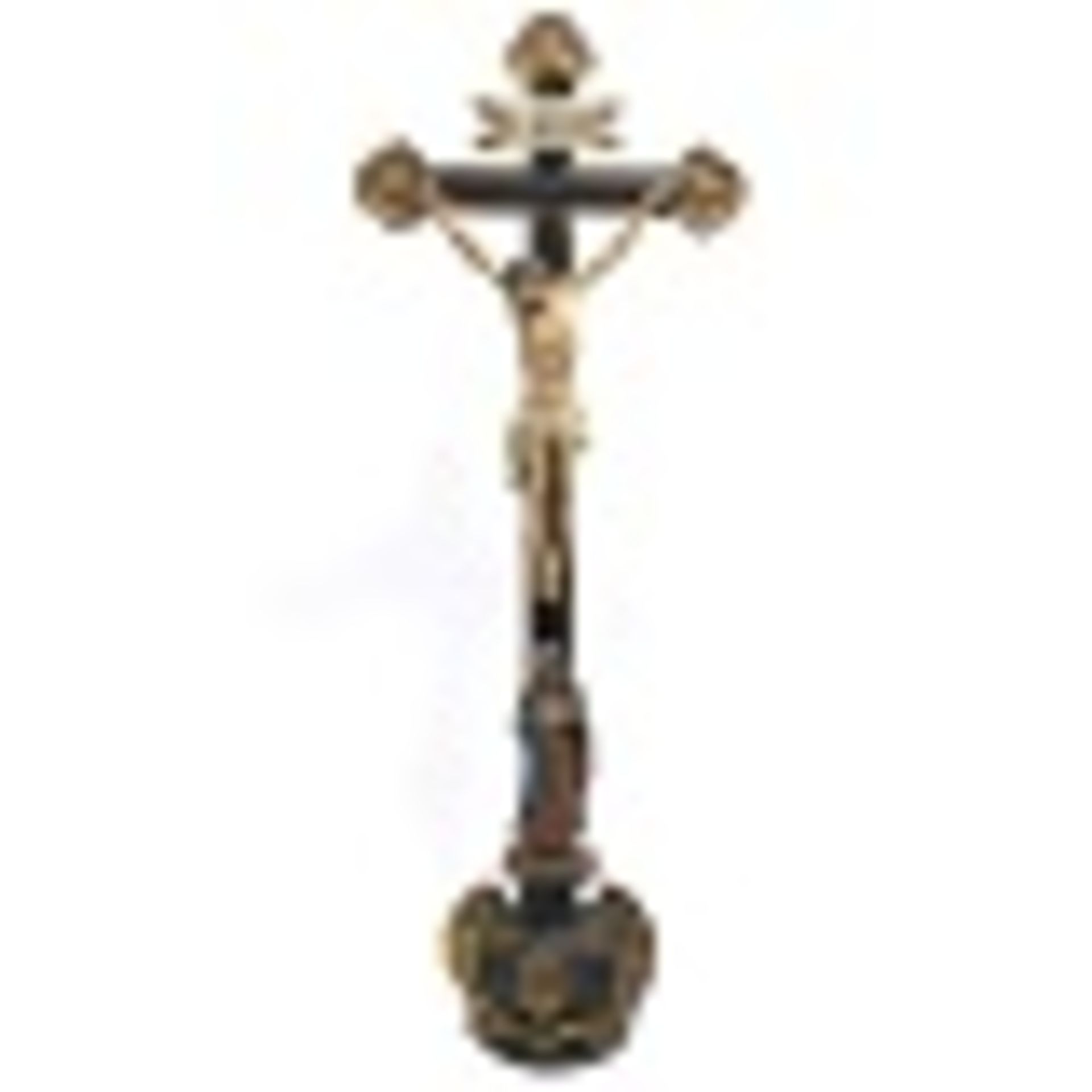 Kruzifix mit trauernder Muttergottes Bäuerliche Volkskunst. Holz, geschnitzt, Farb- und Goldfassung.