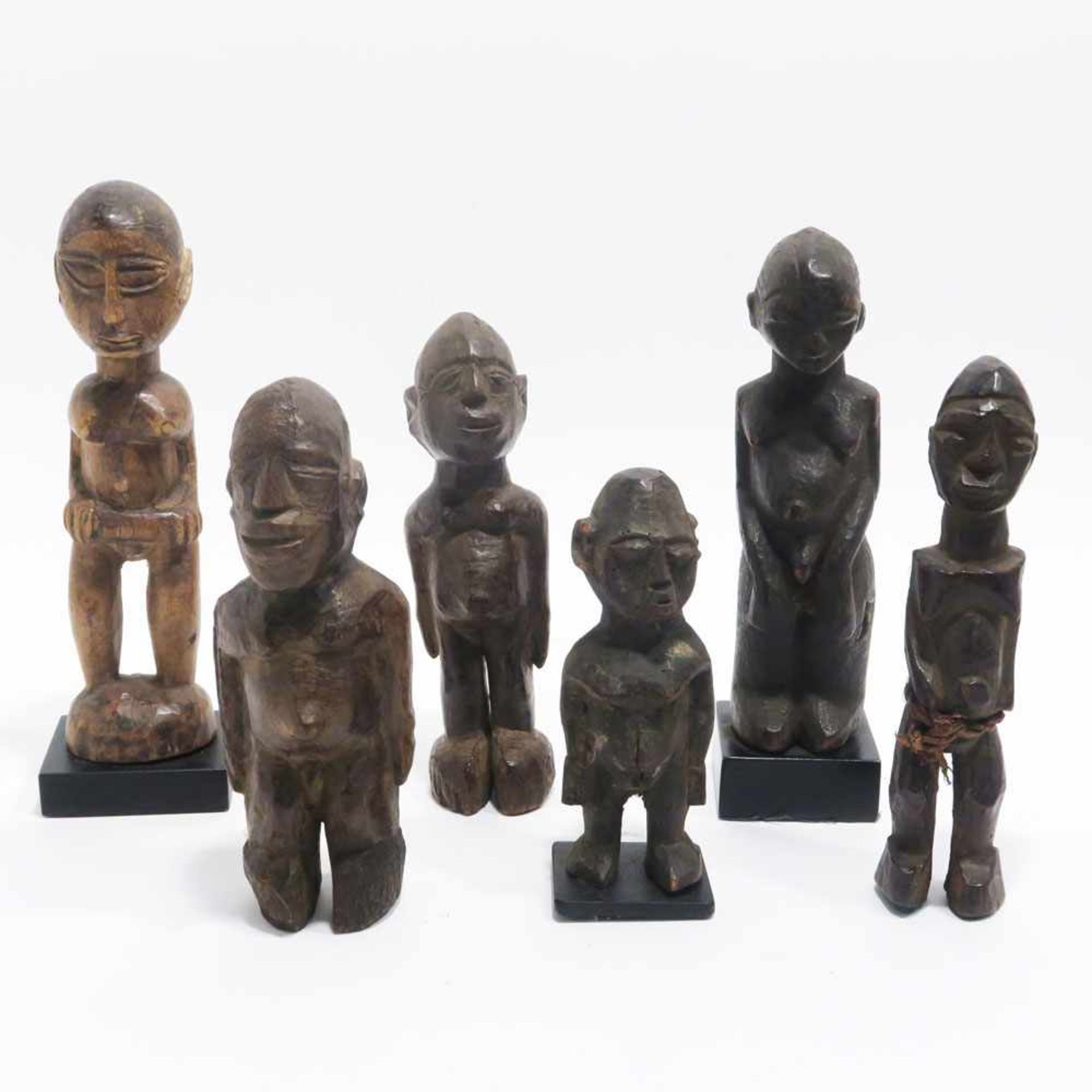 Sechs FigurenLobi, Burkina Faso. Holz, geschnitzt, tlw. dunkel patiniert. Tlw. min. besch. Tlw.