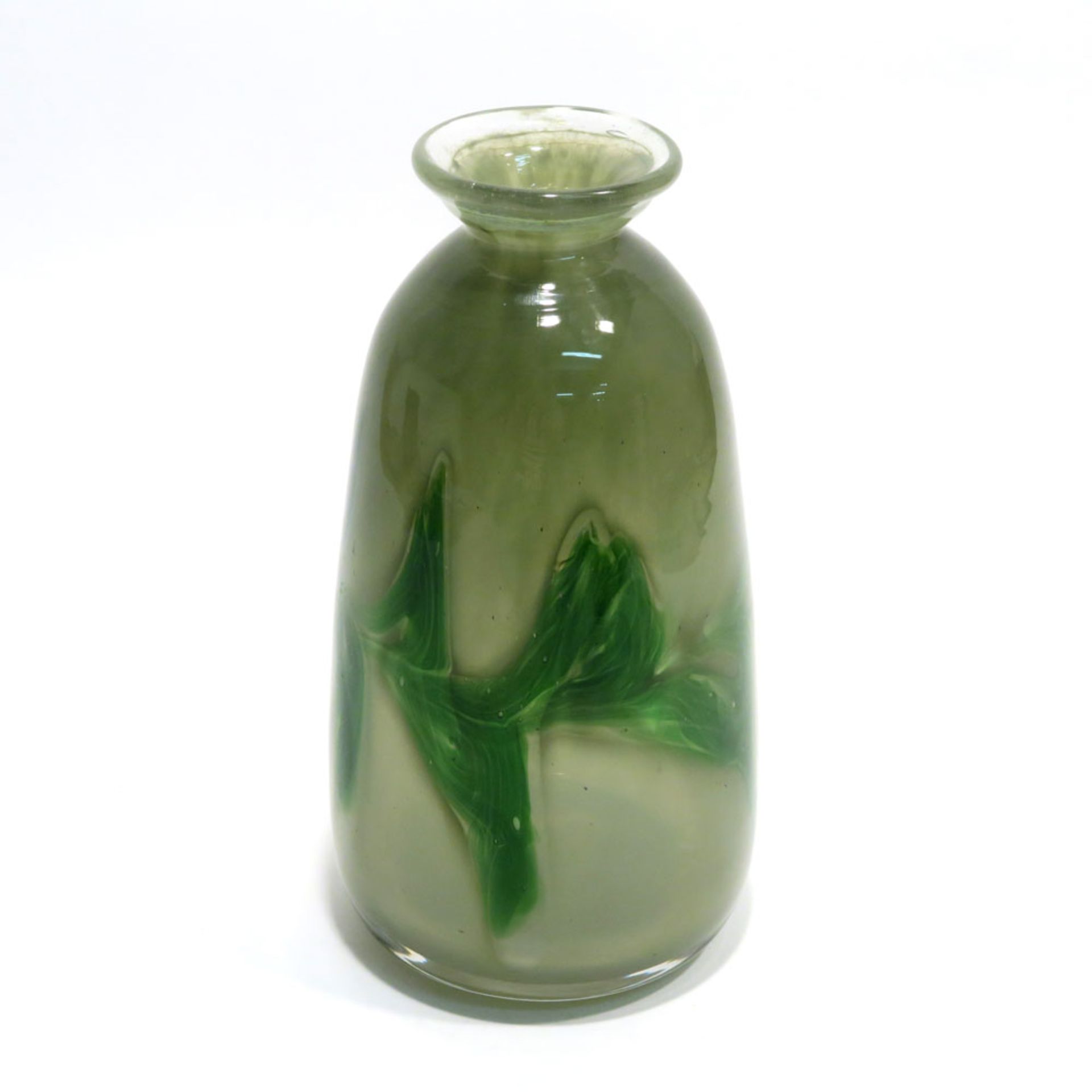 VaseErwin Eisch (geb. 1927 in Frauenau). Farbloses Glas, olivgrün unterfangen mit grünen