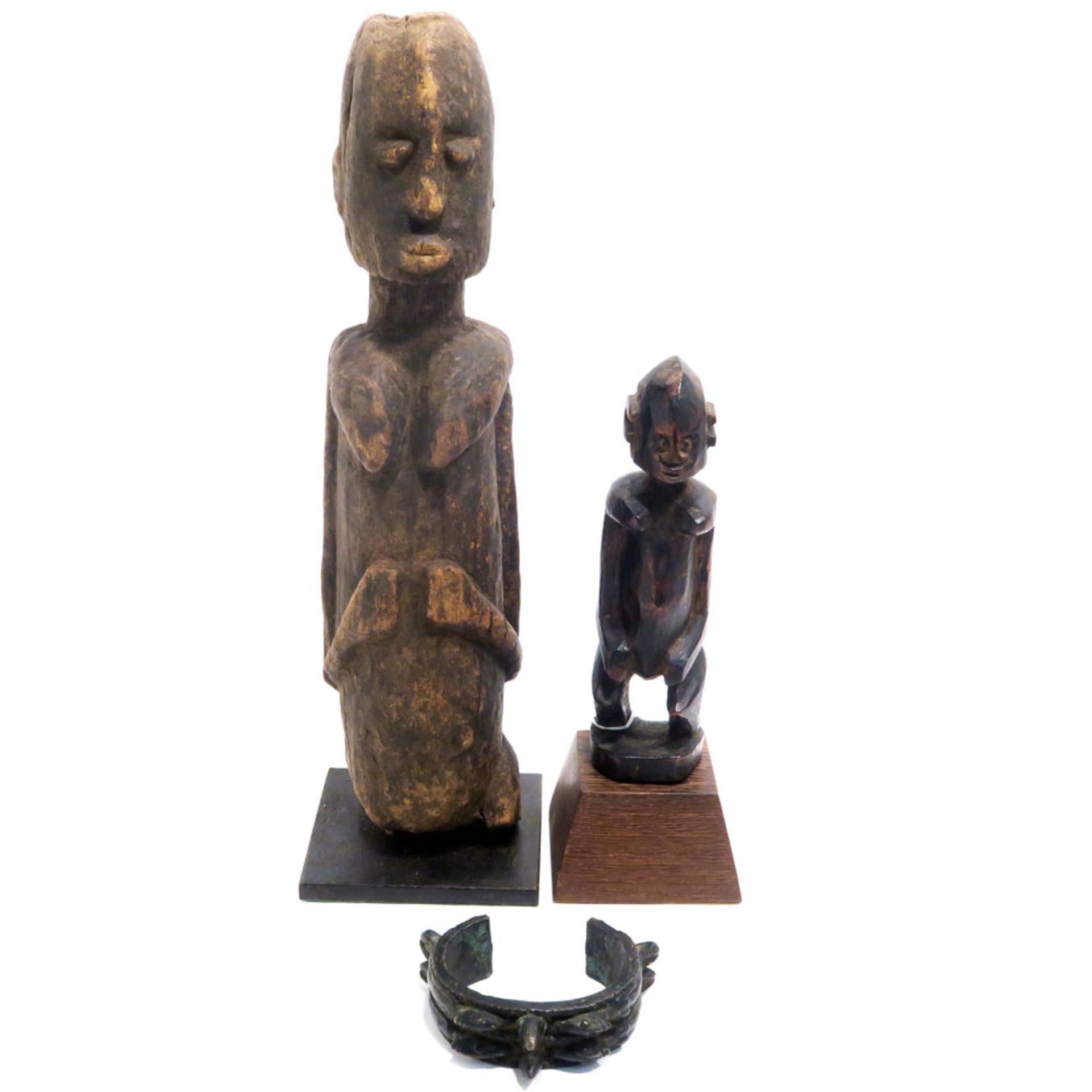 Zwei Figuren und ein ArmreifDogon bzw. Djenne (?), Mali. Holz, geschnitzt, dunkel patiniert, auf
