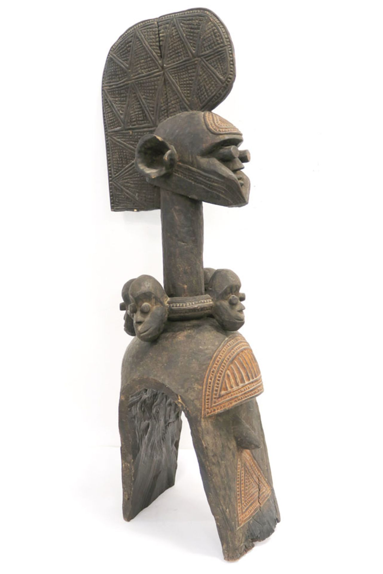 SchultermaskeWohl Mumuye, Nigeria. Holz, geschnitzt, dunkel patiniert. Figur mit großer