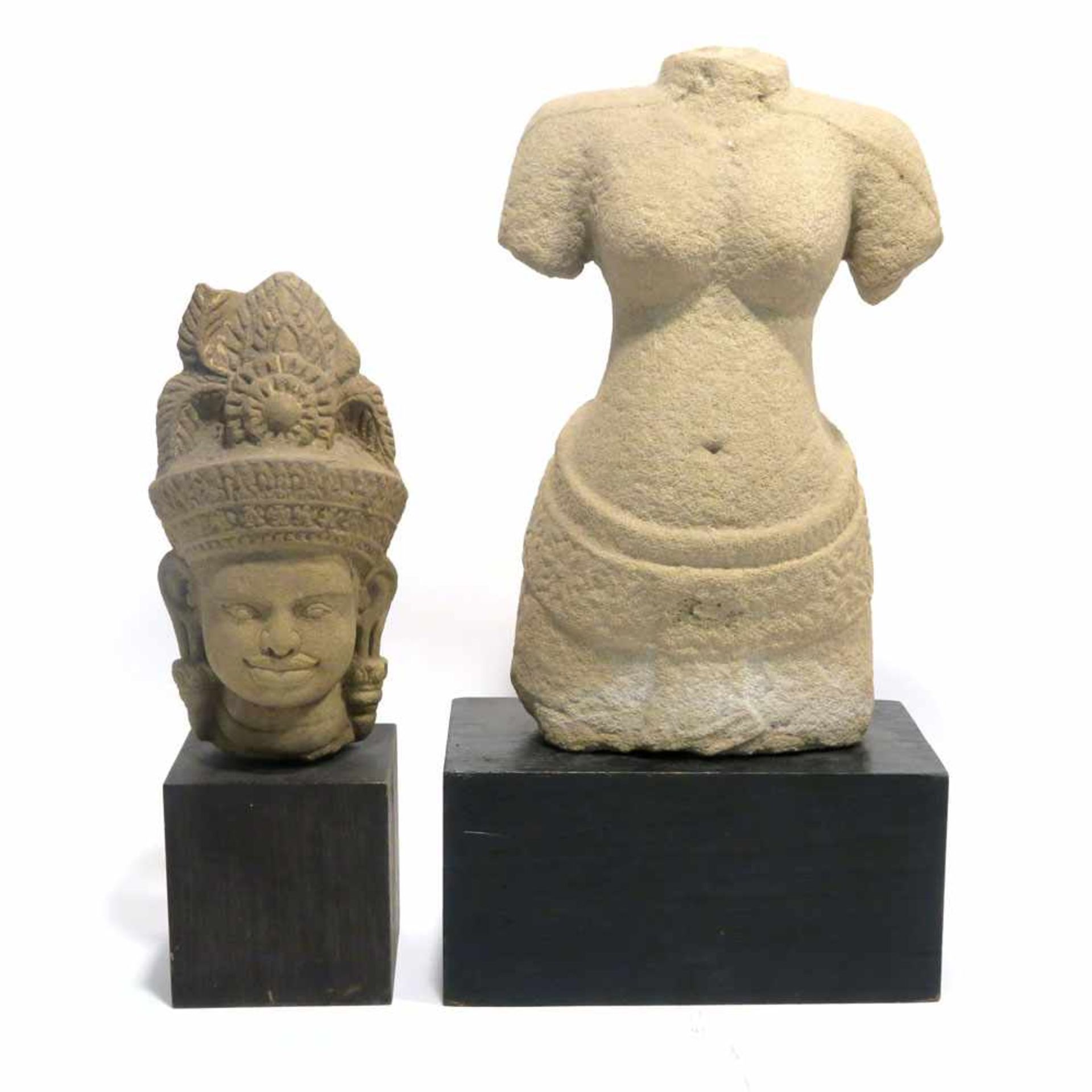 Kopf / TorsoKambodscha, Khmer-Stil. Sandstein. Tlw. rest., tlw. best. Jeweils mit Holzsockel. H.