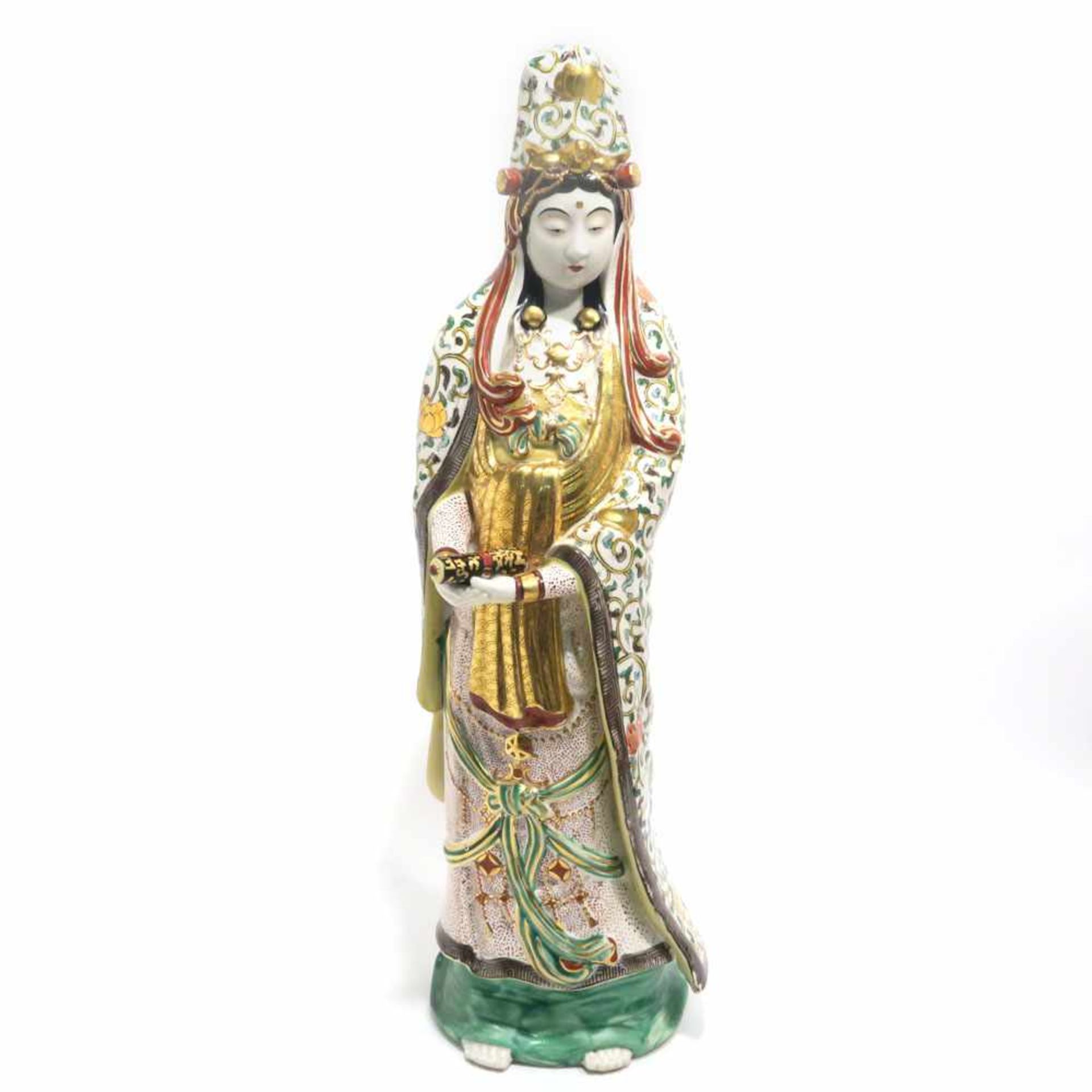 Stehende GuanyinWohl China. Keramik. Bunter Schmelzfarbendekor und Goldstaffage. Min. berieben. H.