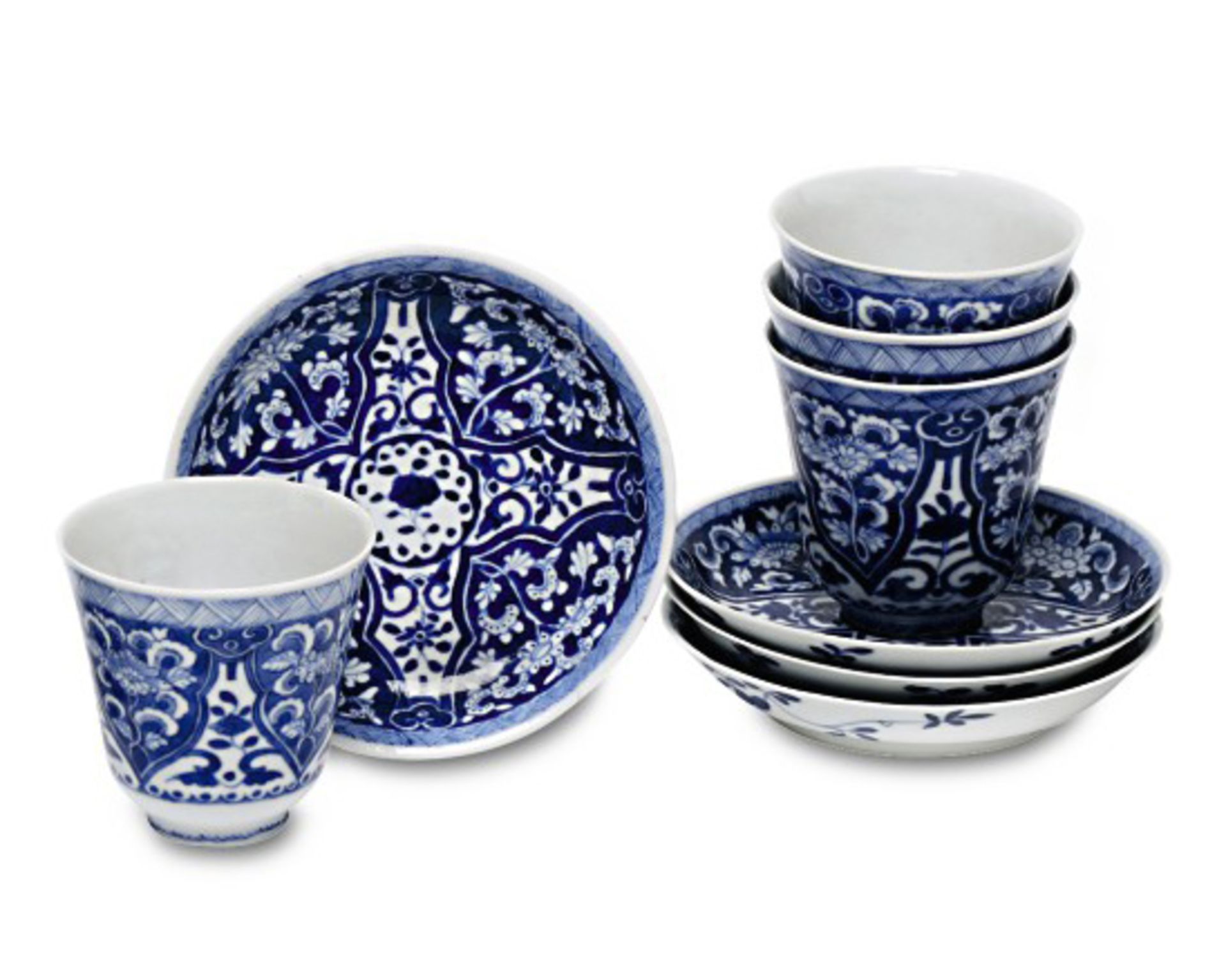 Vier Becher mit UntertellernChina, Qing, wohl Mitte 19. Jh.Porzellan. Floraler Blaudekor.