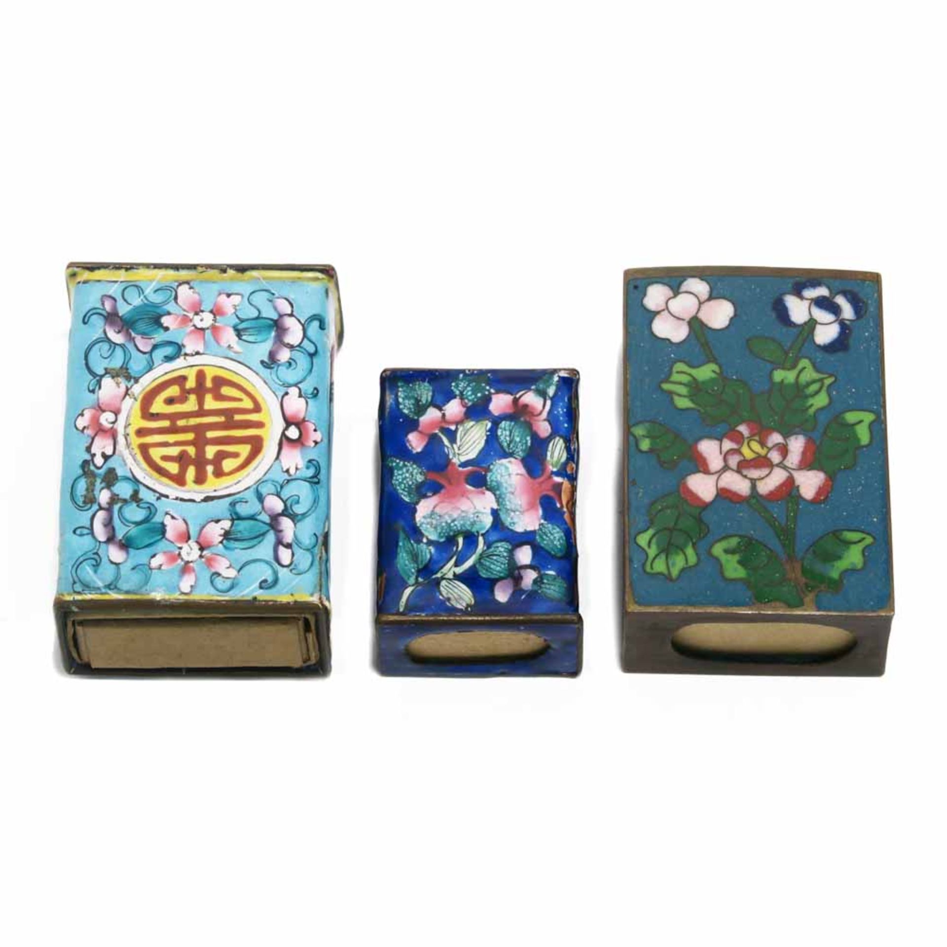 Drei Email-Streichholzschachtel-HüllenThree enamel matchbox coversAsienMetall mit floralen