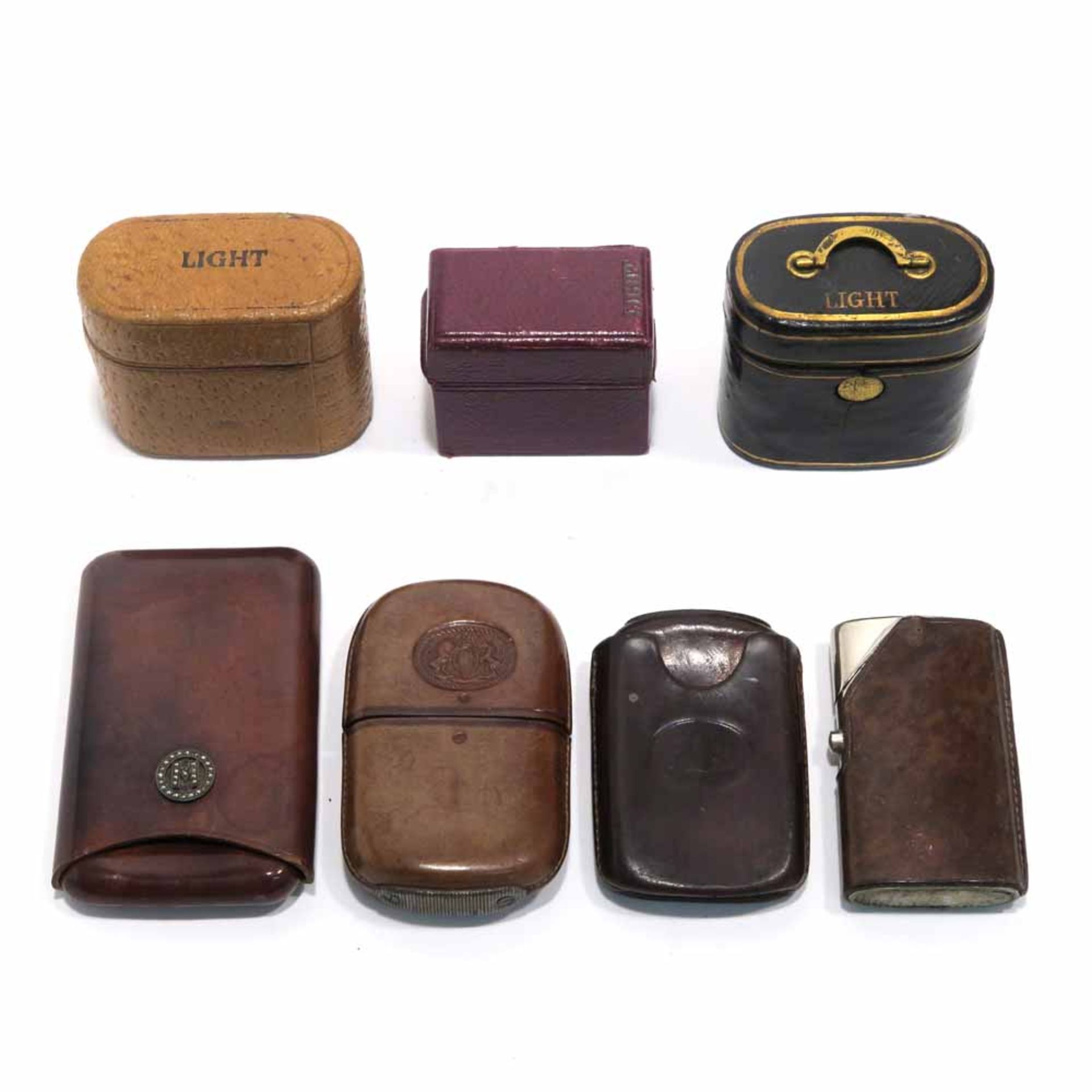 Vier Streichholzetuis und drei Reise-StreichholzetuisFour leather vesta cases and three travelling