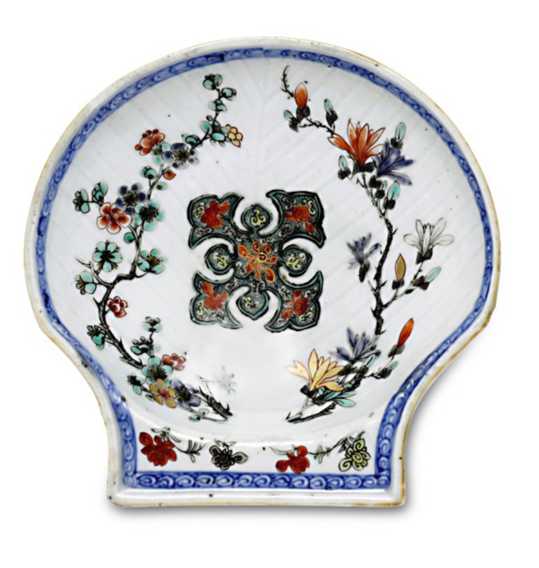 MuschelschaleChina, Qing, 18. Jh. Porzellan. Farbiger Blütenzweige-Dekor, Goldstaffage. Glasur