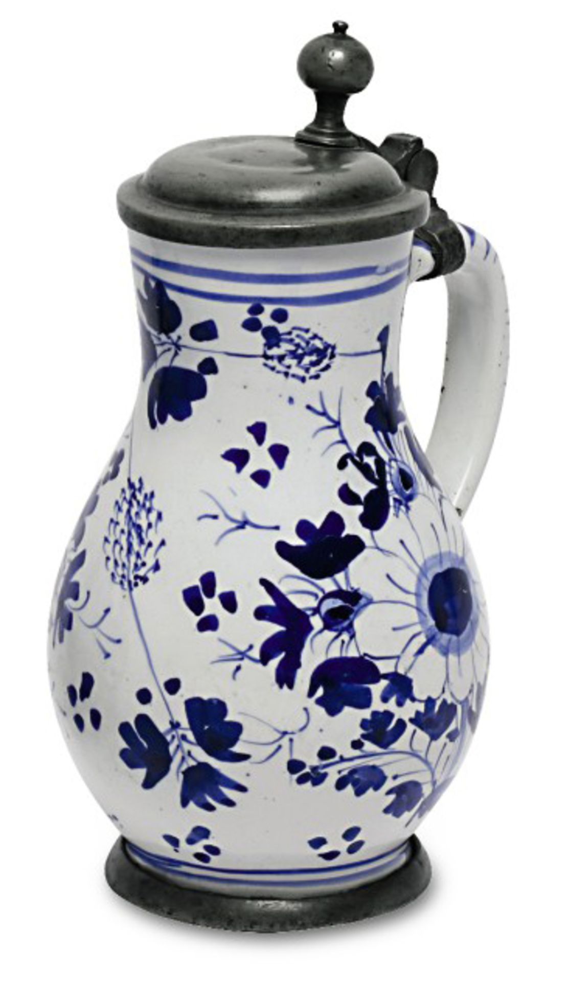 Kleiner BirnkrugHanau, 18. Jh.Fayence. Floraler Blaudekor auf weißer Glasur. Zinnmontierung.Boden
