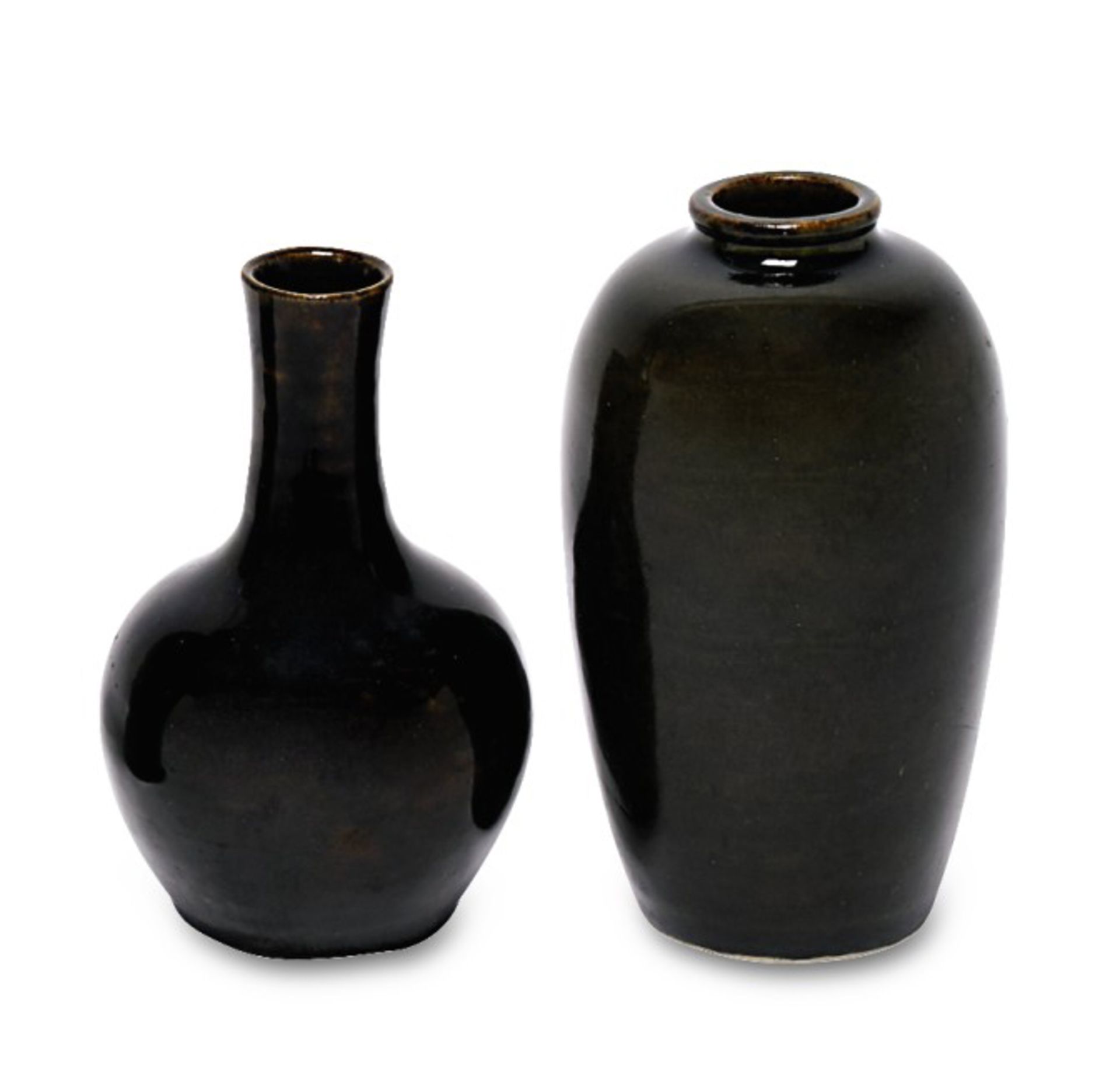 Zwei VasenChina, Ende 18./frühes 19. Jh.Steinzeug. Meiping-Form mit grünlich-brauner Glasur bzw.