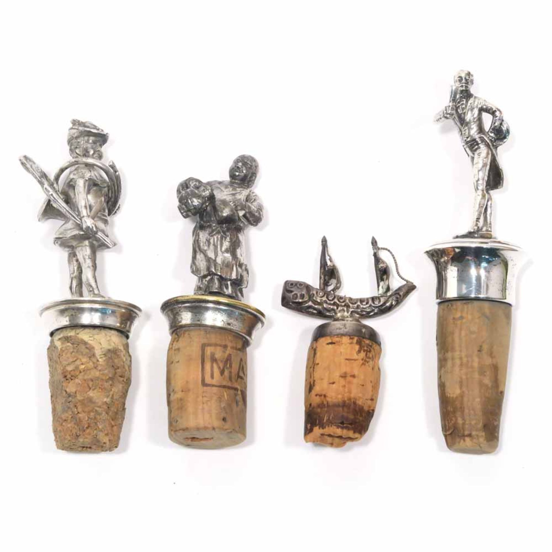 Vier Flaschenstöpsel mit Figuren