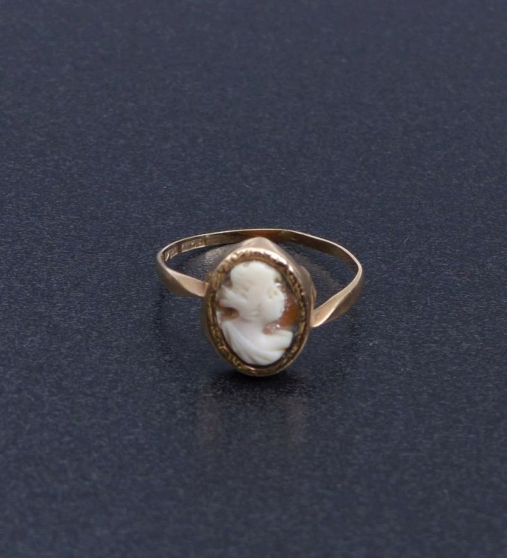 Ring with cameo