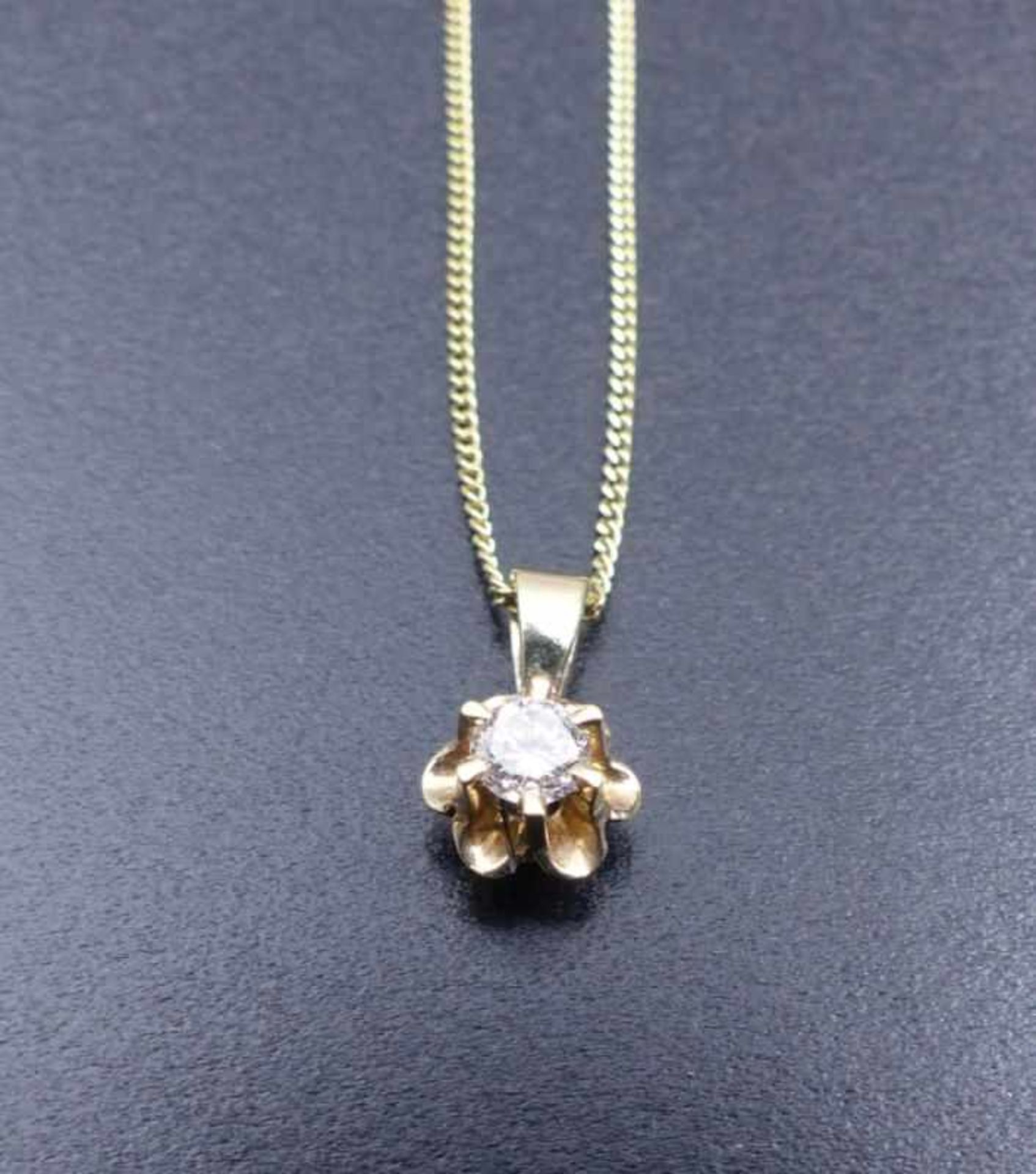 Brilliant solitaire pendant with chain