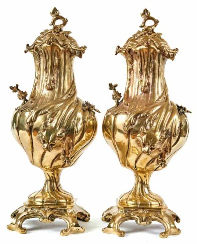 Pair of lid vases in baroque style