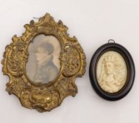 Zwei Miniaturportraits19. Jh.Hochovales Elfenbeinrelief mit Brustbild der Wilhelmine von Preußen