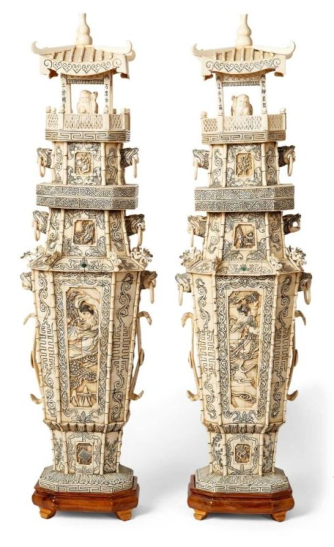 Paar ZiergegenständeChinaZweiteilig; auf achteckiger Sockelplatte der achtfach gekantete Korpus