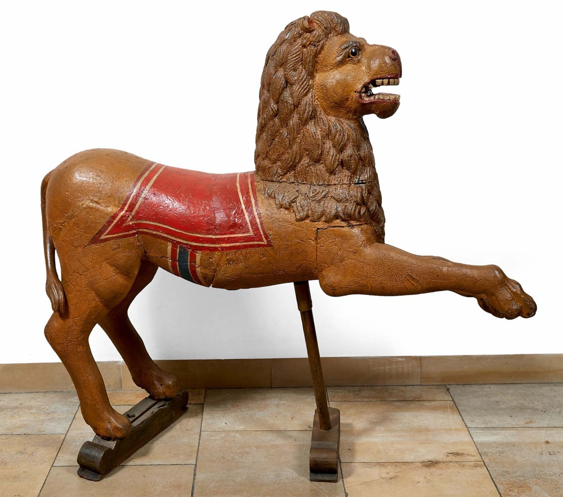 Seltene KarussellfigurUm 1800 oder früherVollrund gestalteter Löwe mit erhobenen Vordertatzen und