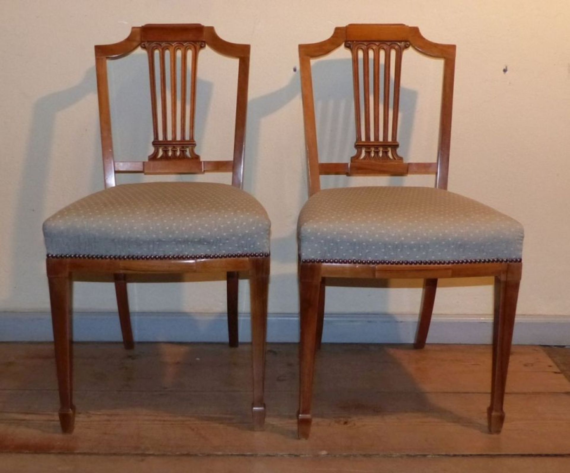 Paar StühleFrankreich, um 1900Auf konischen Vierkantbeinen hufeisenförmiger Polstersitz,