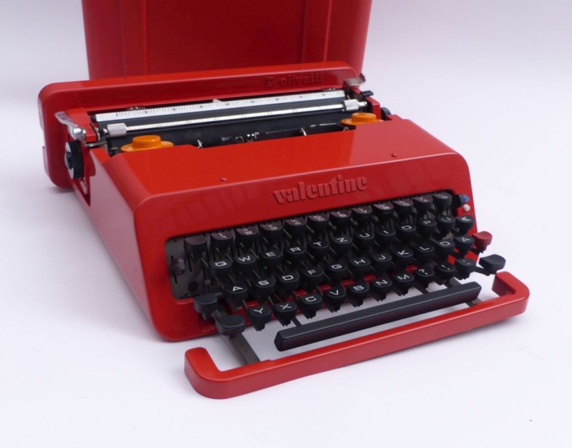 Olivetti-Reiseschreibmaschine "Valentine"Entwurf von Ettore SottsassHergestellt zwischen 1969- - Bild 3 aus 6