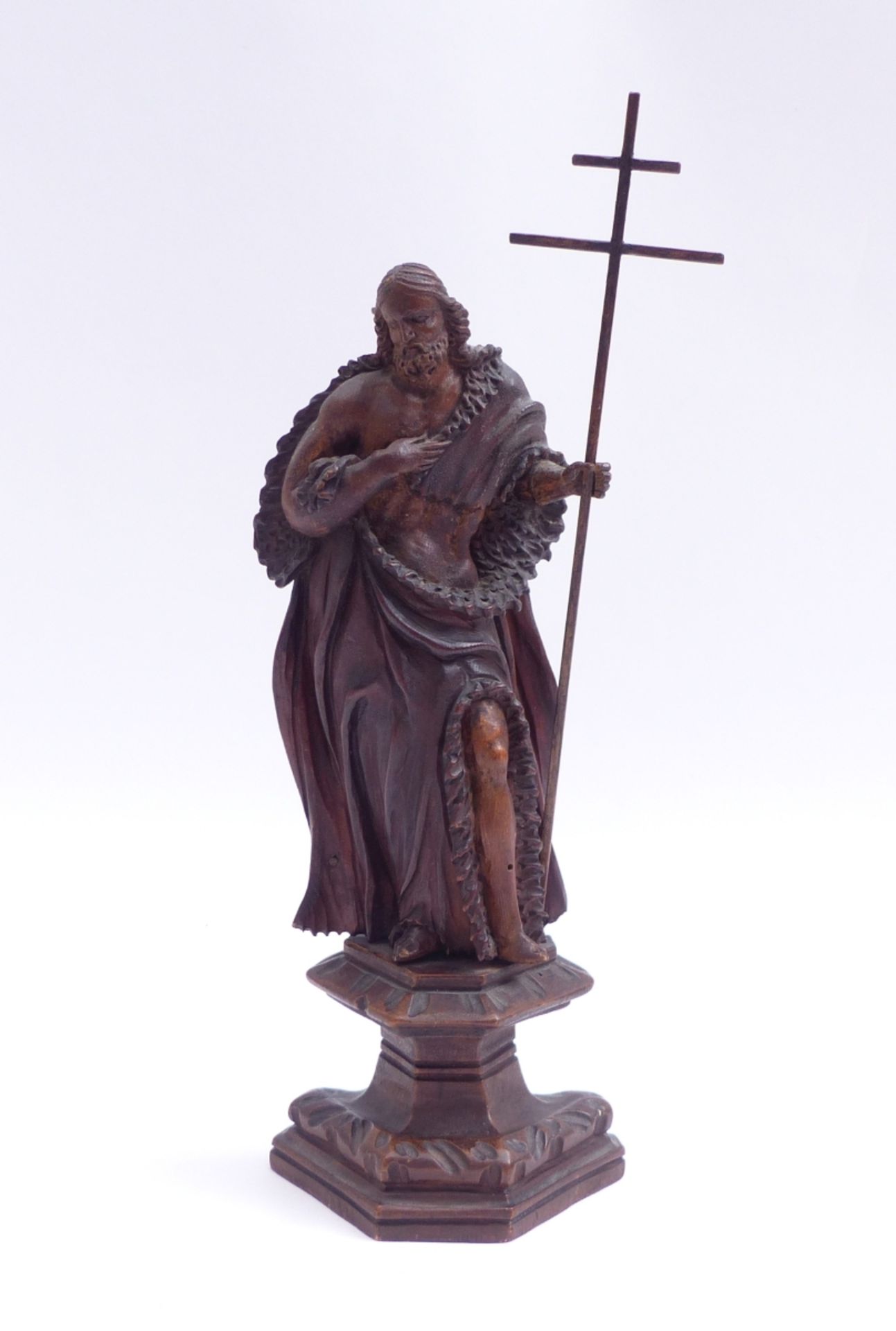 Heiliger Johannes der Täufer19. Jh.Über profiliertem Sockel stehender Heiliger im bodenlangen Mantel